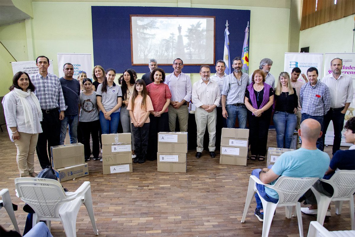 Entrega de la colección de libros “Identidades Bonaerenses” a  diferentes servicios educativos📚🏫

🙌🏻Esta tarde en la Escuela de Educación Secundaria  N°1. 
Los mismos fueron otorgados por la Dirección General de Cultura y Educación de la Provincia de Buenos Aires.