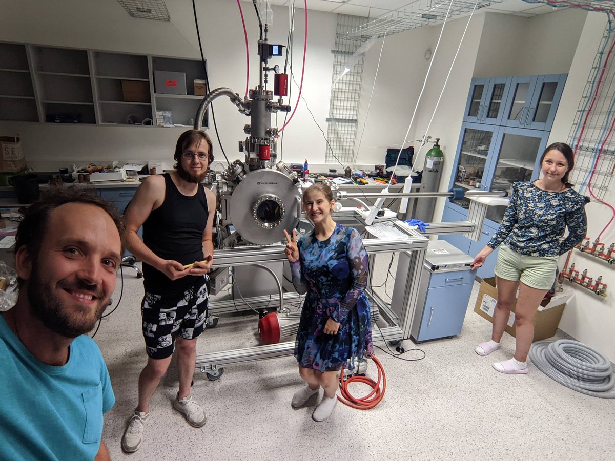 Dnes jsme na Jihočeské univerzitě zaznamenali velký vědecký úspěch! Průlomová technologie nanotisku týmu vědců z Katedry fyziky a Katedry chemie Přírodovědecké fakulty JU zaujala vědecký svět a blýskla se na titulní stránce prestižního časopisu Nano Letters. Navíc je to opět