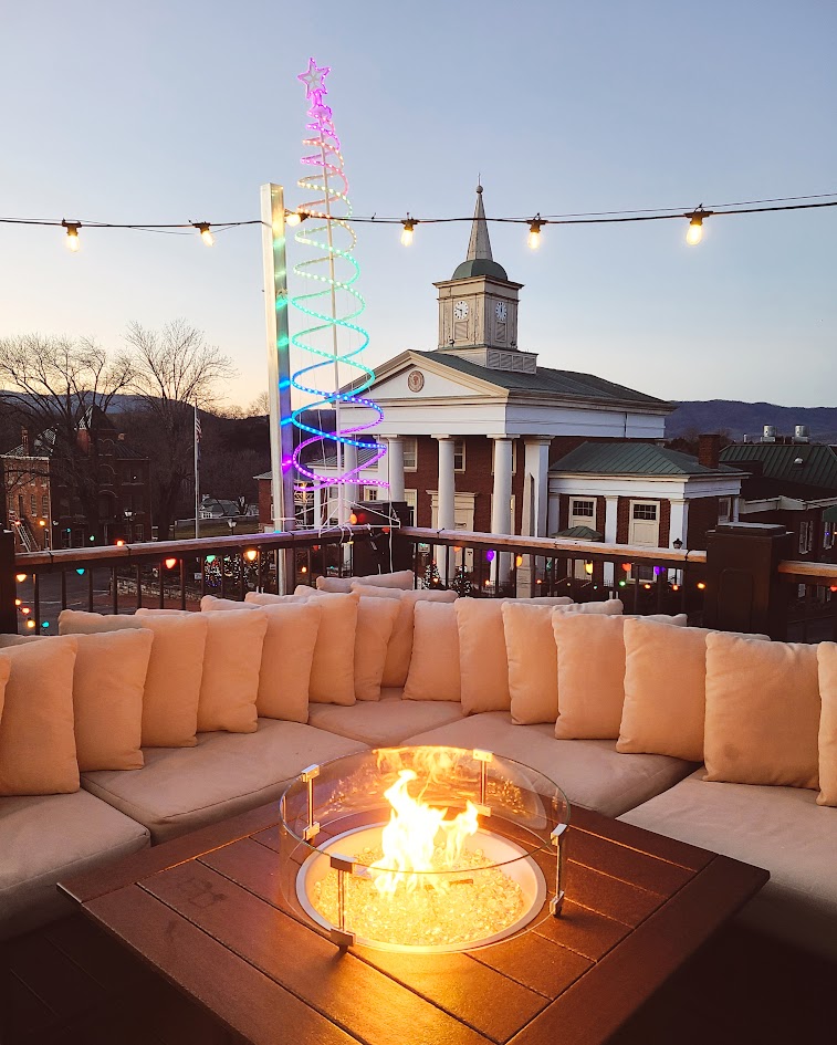 visitvbr's tweet image. November is an exciting time for special events in Virginia's Blue Ridge! 🤩 As we transition from fall into the holiday season, check out our latest blog post to create your itinerary! From festivals to holiday markets, we've listed 50 events here: visitroanokeva.com/blog/post/even…