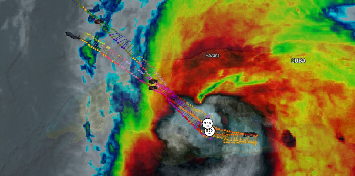 ClimaYucatan's tweet image. 🌀 El huracán #Rafael categoría 3 con vientos de 185 km/h ya esta muy cerca de tocar tierra en #Cuba.

Avión cazahuracanes encuentra una presión mínima central de 956 hPa.