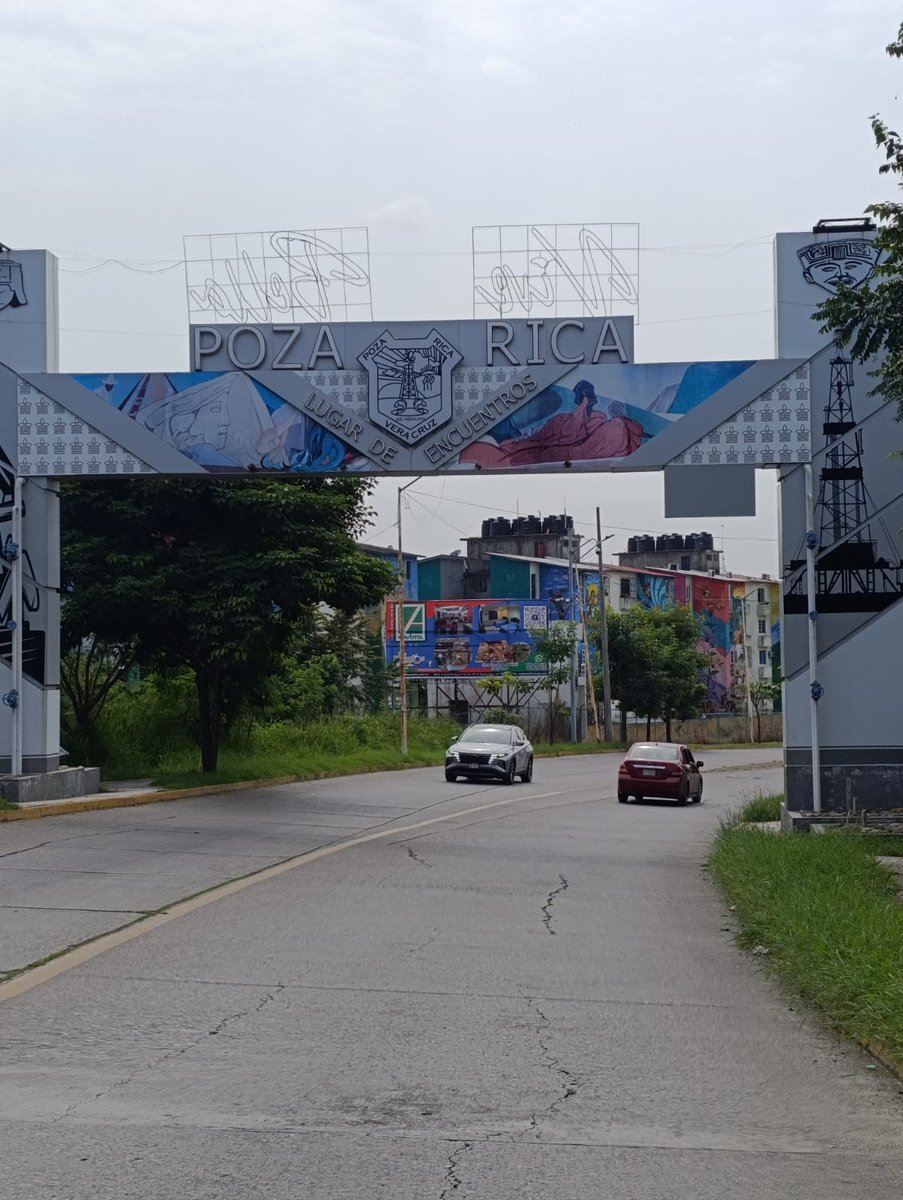 pozarica's tweet photo. 🚧Precaución, la estructura del anuncio en Entrada a Poza Rica por el puente Cazones 2 sobre la Avenida Ejército Mexicano tiene una tapa caída. https://t.co/pJDyAImZ8X