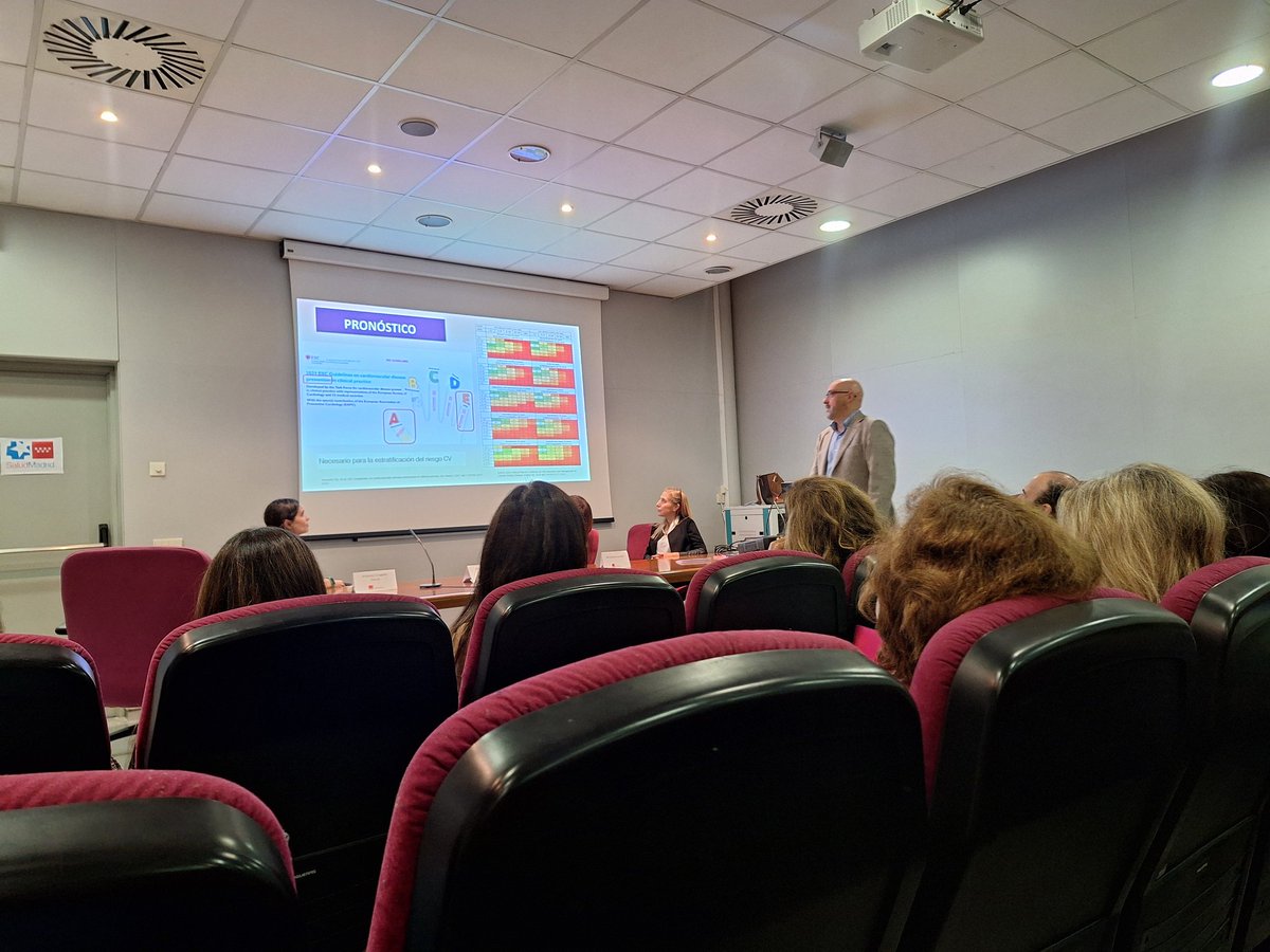 Ayer estuvimos presentes en la Jornada de sensibilización en ERC, un encuentro entre nefrólogos y médicos de atención primaria para mejorar la atención a nuestros pacientes.

El dr <a href="/ACiru2024/">Antonio Cirugeda</a> nos habló de la dimensión de esta enfermedad y de la importancia del diagnóstico precoz