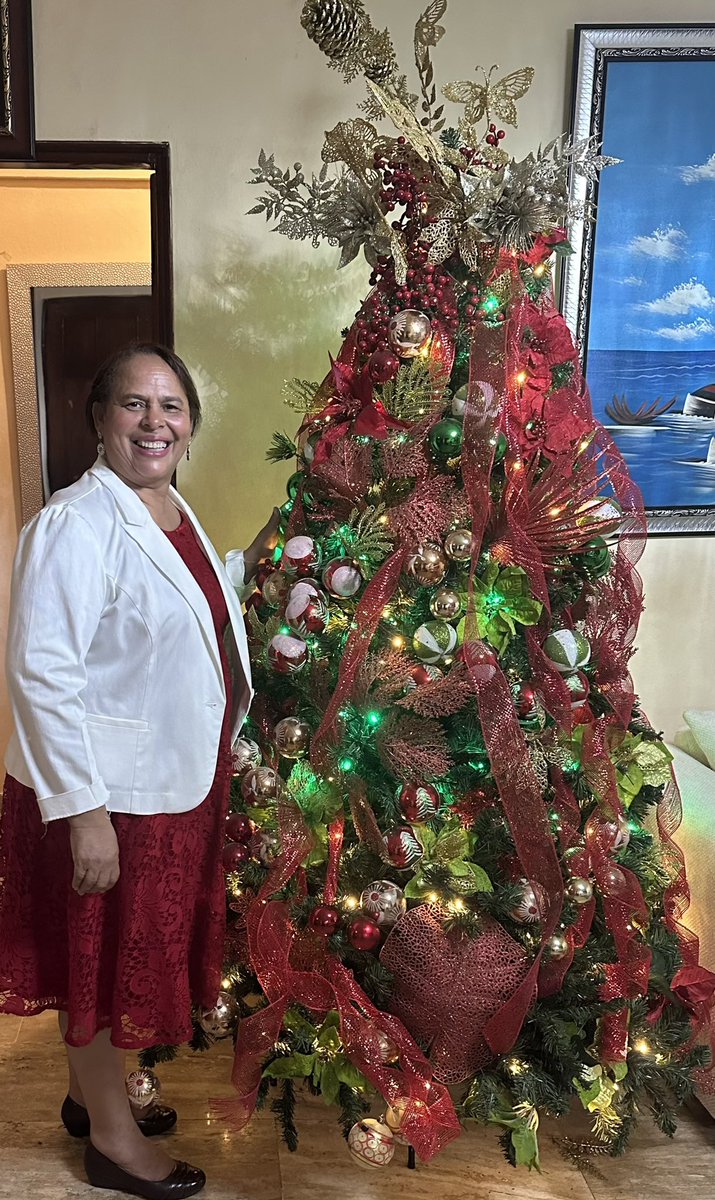 Hoy celebramos con emoción, la llegada de un año más de vida, de una mujer excepcional. Ella durante más de 30 años ha complementado mi vida. Cuando ella no está le sobra un pedazo a mi cama y le falta un pedazo a mi alma. Felicidades mi querida esposa, Emilia María de Rosa.