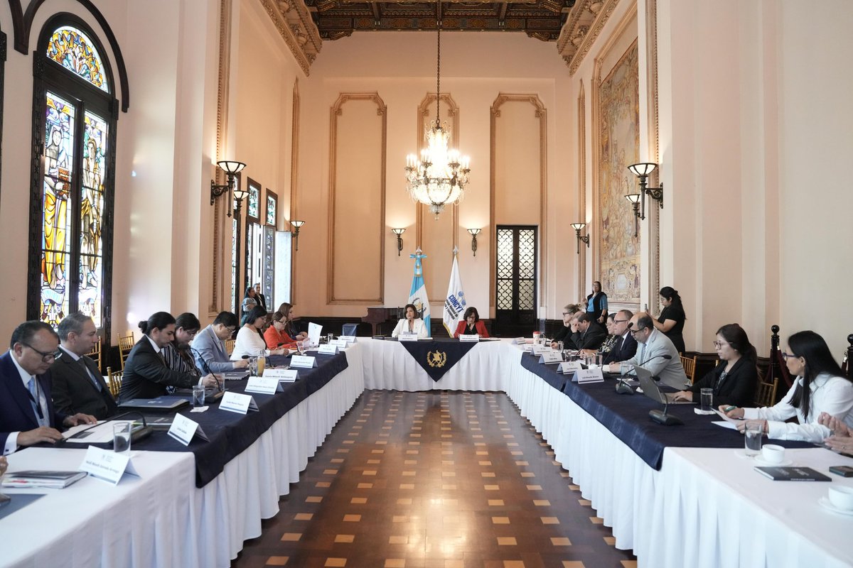 ViceGuatemala's tweet photo. 🔍 En la sesión ordinaria 03-2024 de #CONCYT, revisamos los avances de los programas del Fondo Nacional de Ciencia y Tecnología y celebramos la reducción de tiempos en gestión que acercan cada vez más la innovación al desarrollo del país.🌎 #GuatemalaSaleAdelante con la ciencia✨ https://t.co/RDJchX3Mg9