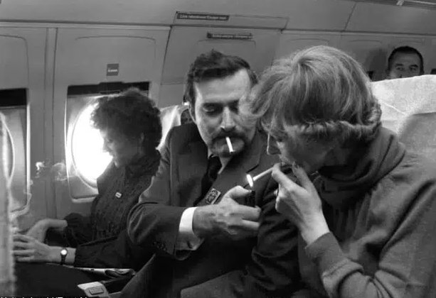 viagempassado's tweet photo. CONHEÇA 10 HÁBITOS BIZARROS DO PASSADO

1 - Fumar em avião

Antigamente, era permitido fumar dentro dos aviões comerciais. Os passageiros podiam acender seus cigarros durante o voo, o que resultava em cabines cheias de fumaça e cinzeiros nos braços das poltronas.