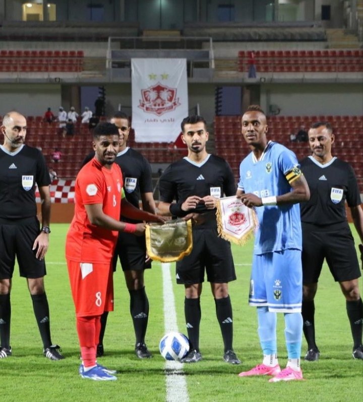 الزعيم وأبا عمر
وسلطان بدر وبطولة
أبطال الخليج

قبل يوم
واحد من لقاء ظفار و دهوك العراقي بدوري أبطال الخليج المدجْج بنجوم العراق..أخبرني أحد الإخوه الذي لهم باع بكرة القدم أن واحدا من المقرّبين في الفيفا أبدى إستغرابه من الحاله التي تعرّض لها نادي ظفار وتعدُّ الأولى..بأن لايتعاون