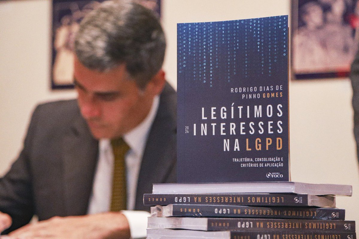 oktaner's tweet photo. ▪️Trazer a público 'Legítimos Interesses na LGPD' é uma realização pessoal e profissional. 

▪️Essa obra é fruto de um longo caminho de estudos e pesquisa acadêmica e representa minha dedicação à Proteção de Dados e ao fortalecimento do setor no Brasil. https://t.co/uSlw3zIhTO