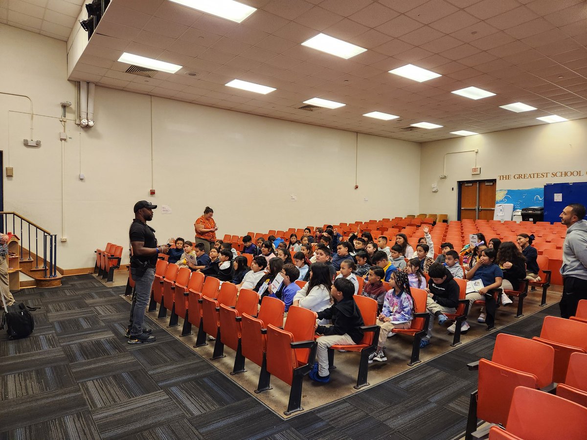 First day of BITS for <a href="/urbanparkes/">Urban Park STEAM Academy</a> students with Officer Scott  📕 <a href="/DallasPD/">Dallas Police Dept</a> <a href="/ExplorersDallas/">Dallas Explorers</a>