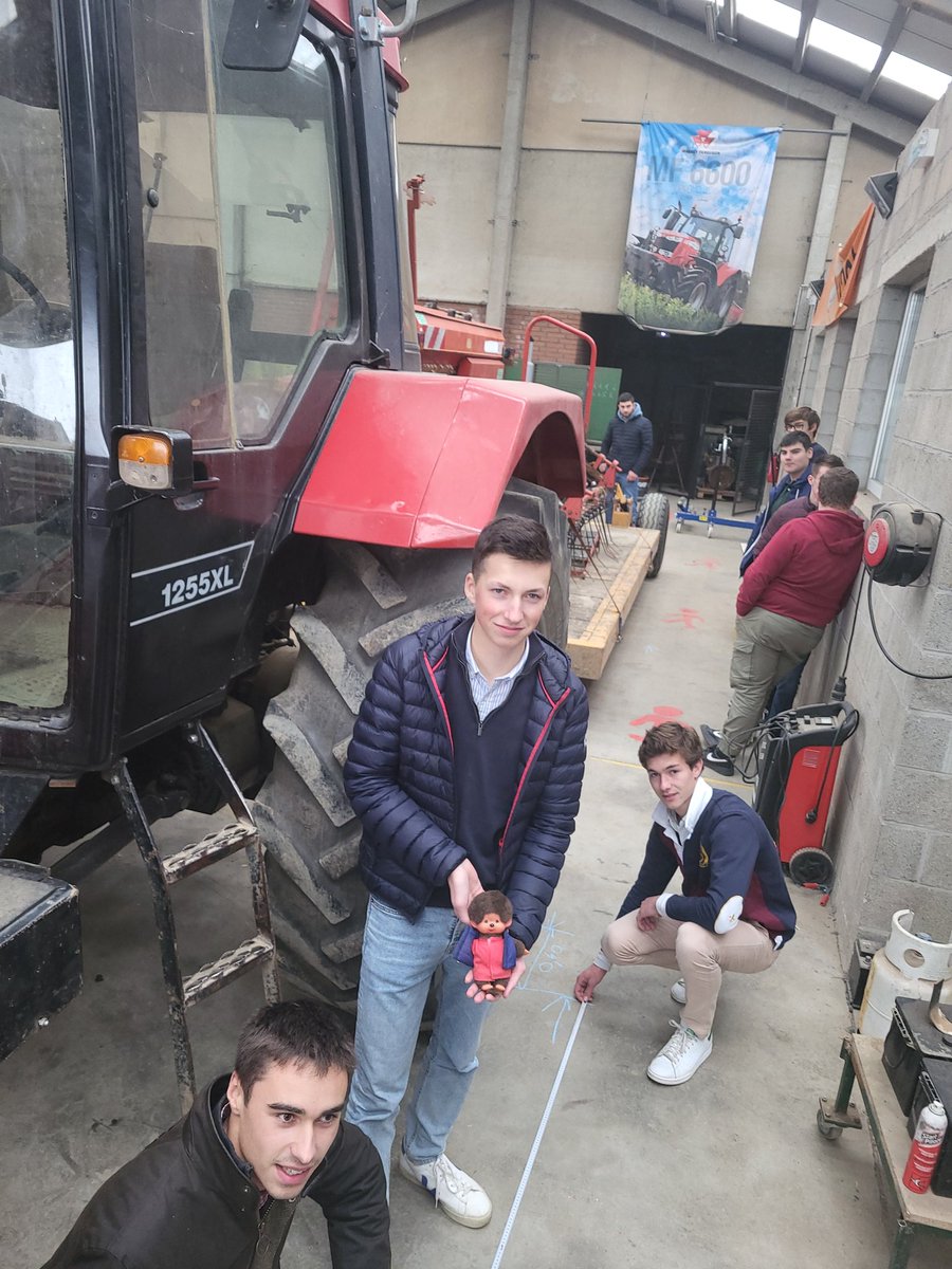 Martin, Maxime et Alexis sont en train d'expliquer à <a href="/FrAgriKiki/">FrAgriKiKi</a> comment on fait des calculs pratiques de statique pour déterminer les charges sur l'essieu et sur le piton du tracteur