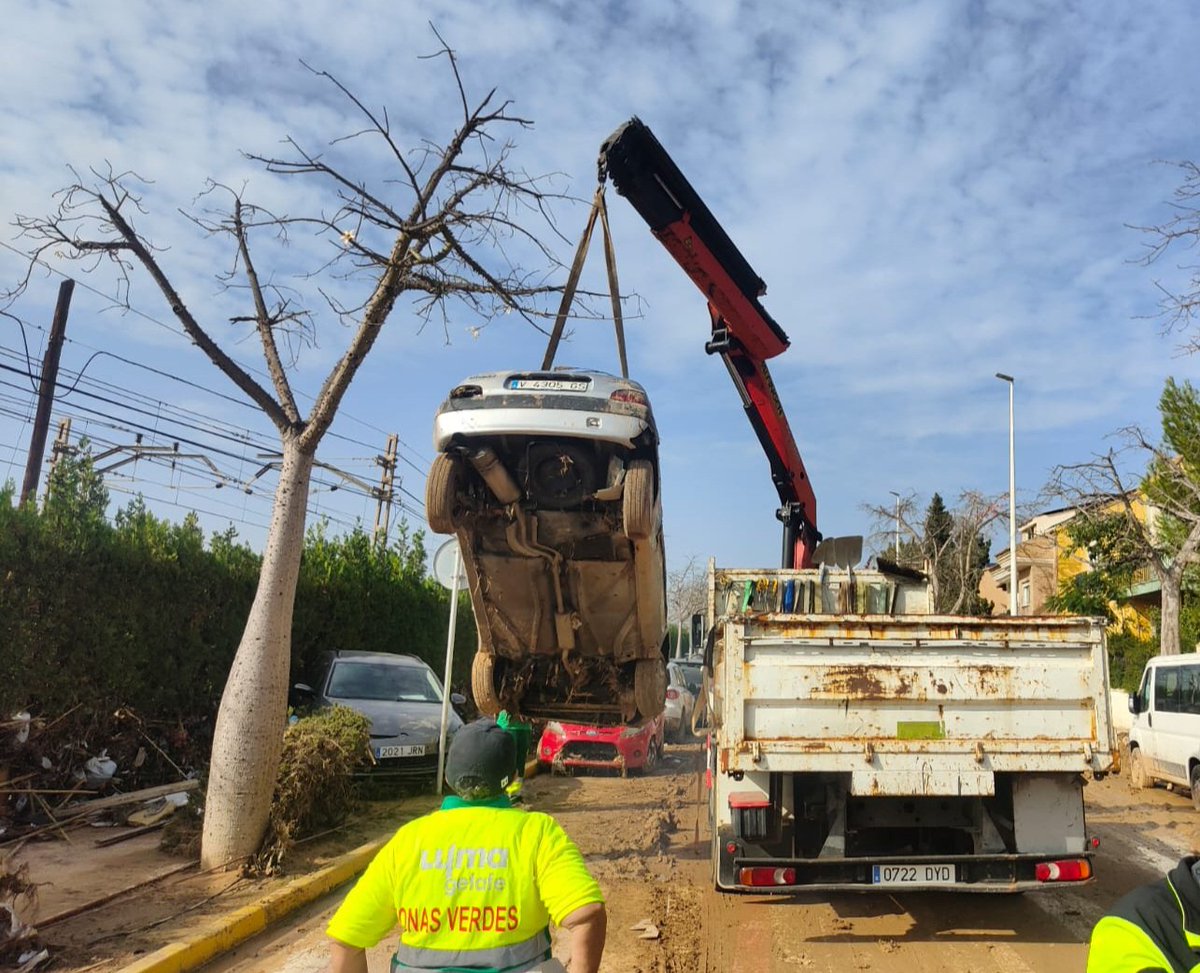 #Getafe sigue ayudando de primera mano en Valencia con el esfuerzo de los trabajadores municipales de LYMA y Policía Local, además de los voluntarios de Protección Civil. Muchas gracias por hacerlo posible, por demostrar allí el orgullo solidario de nuestra ciudad