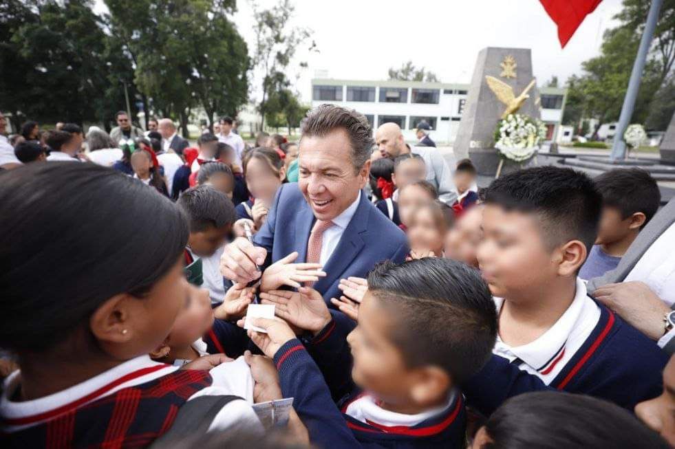 PabloLemusN's tweet photo. En Jalisco estamos listos para trabajar por la #educación, por eso en el diseño del Presupuesto de Egresos 2025 nos aseguramos de priorizar el apoyo y asistencia a la #niñez jalisciense, con programas estatales que aseguren que las y los niños asistan a clases en planteles escolares dignos y con todo el equipamiento necesario. 

Durante nuestra administración en #Zapopan, implementamos dos iniciativas claves para fortalecer la educación: “Escuelas con Estrella” ⭐ y “Zapopan Presente” 🎒. Con el primero recuperamos y renovamos todos los planteles escolares; en el segundo, proporcionamos uniformes, mochilas y paquetes escolares al alumnado, para que tuvieran todas las herramientas necesarias para su aprendizaje, al mismo tiempo que apoyamos a la economía de las familias zapopanas. 

Cuando llegamos a #Guadalajara, continuamos con esta misma lógica con los programas “Escuelas a Todo Color” 🌈, para seguir con el legado de la rehabilitación de las escuelas públicas, y “De Buenas a la Escuela” 📚, para entregar útiles, uniformes, tenis y mochilas.

En nuestra próxima administración en el Gobierno de Jalisco 2024 - 2030, implementaremos estas políticas públicas y extenderemos los programas de apoyo a la educación, para que las y los alumnos cuenten con todos los instrumentos necesarios para el desarrollo de su aprendizaje.