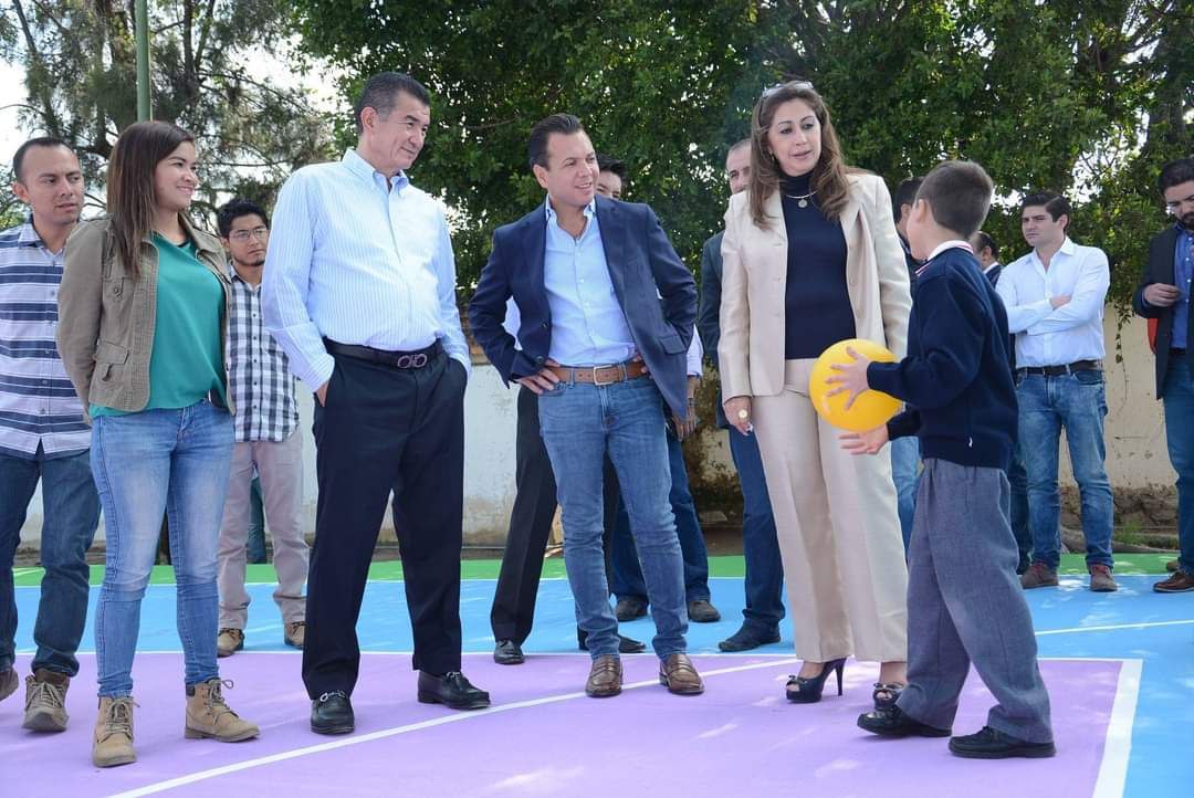 PabloLemusN's tweet photo. En Jalisco estamos listos para trabajar por la #educación, por eso en el diseño del Presupuesto de Egresos 2025 nos aseguramos de priorizar el apoyo y asistencia a la #niñez jalisciense, con programas estatales que aseguren que las y los niños asistan a clases en planteles escolares dignos y con todo el equipamiento necesario. 

Durante nuestra administración en #Zapopan, implementamos dos iniciativas claves para fortalecer la educación: “Escuelas con Estrella” ⭐ y “Zapopan Presente” 🎒. Con el primero recuperamos y renovamos todos los planteles escolares; en el segundo, proporcionamos uniformes, mochilas y paquetes escolares al alumnado, para que tuvieran todas las herramientas necesarias para su aprendizaje, al mismo tiempo que apoyamos a la economía de las familias zapopanas. 

Cuando llegamos a #Guadalajara, continuamos con esta misma lógica con los programas “Escuelas a Todo Color” 🌈, para seguir con el legado de la rehabilitación de las escuelas públicas, y “De Buenas a la Escuela” 📚, para entregar útiles, uniformes, tenis y mochilas.

En nuestra próxima administración en el Gobierno de Jalisco 2024 - 2030, implementaremos estas políticas públicas y extenderemos los programas de apoyo a la educación, para que las y los alumnos cuenten con todos los instrumentos necesarios para el desarrollo de su aprendizaje.
