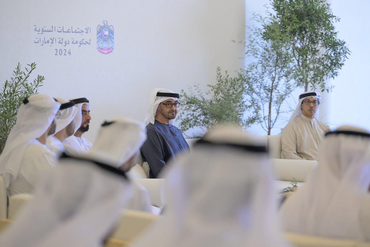 UAEmediaoffice's tweet photo. أكد صاحب السمو الشيخ محمد بن زايد آل نهيان، رئيس الدولة "حفظه الله"، أن بناء الأسرة الإماراتية وتوفير عوامل نموها مسؤولية وطنية مشتركة ومنظومة متكاملة تتطلب مشاركة الأفراد والمجتمع والمؤسسات. جاء ذلك خلال حضوره جلسة خاصة حول "بناء الأسرة الإماراتية" ضمن #الاجتماعات_السنوية_لحكومة_الإمارات