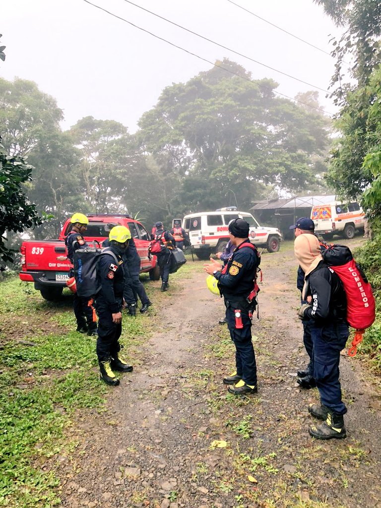 VOSTpanama's tweet photo. Unidades del @BCBRP en conjunto con @Sinaproc_Panama realizan recorrido y llevar ayuda a residentes en la comunidad de Fortuna, Gualaca.

Desde el día de ayer se en encuentra incomunicada. https://t.co/L1x0nGXE8K