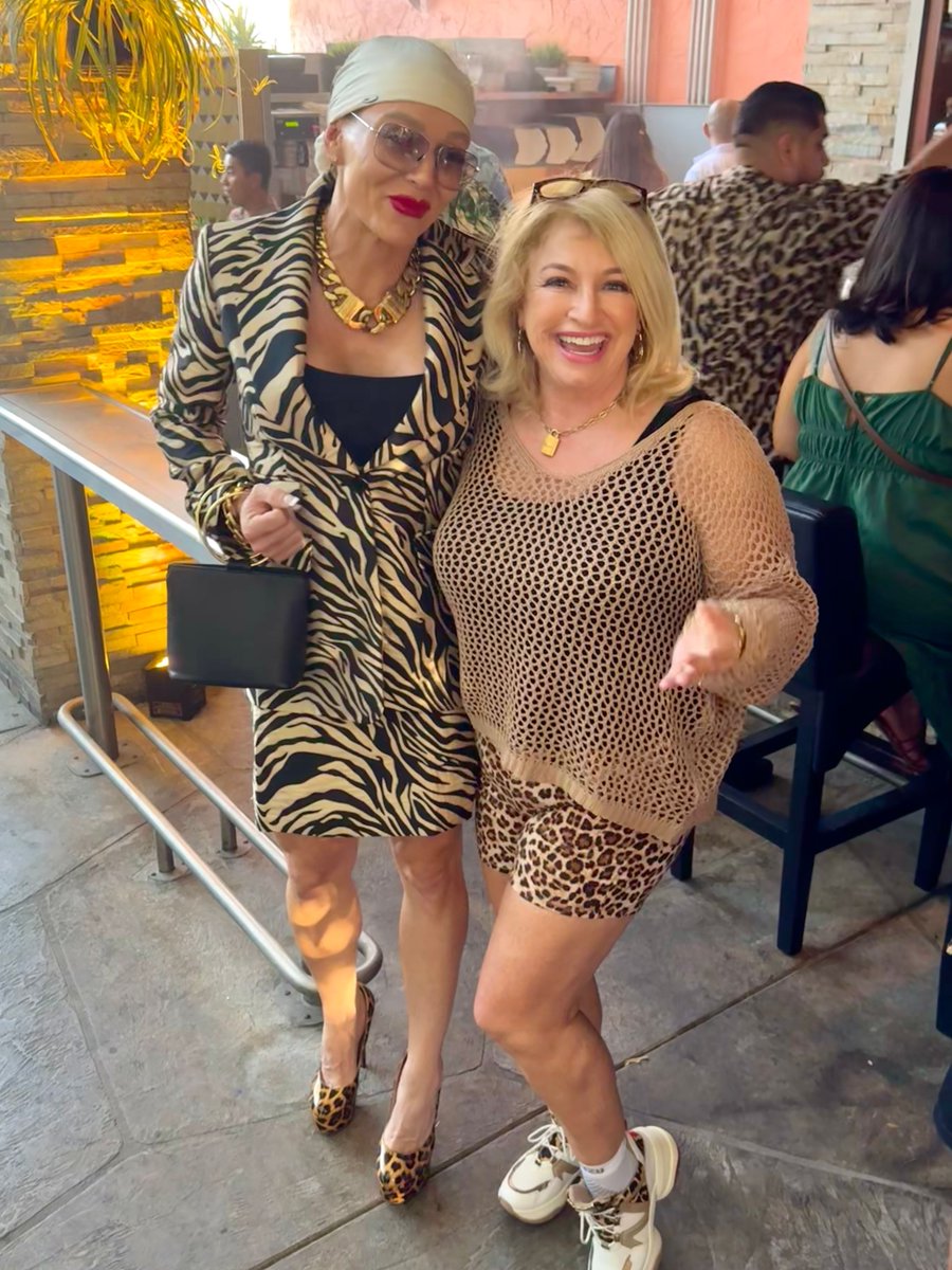 TheDeeView's tweet photo. Two wild things in the concrete jungle. https://t.co/1lBVHnBYlY