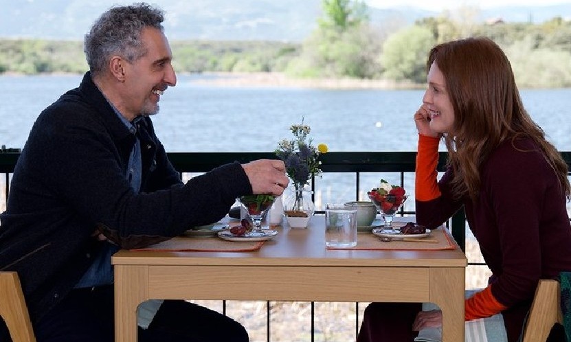 IniSebastian's tweet photo. ¿Puede que cuando Ingrid  le enseña su nuevo apartamento a su amigo/amante,  abra y sirva una botella de vino tinto y luego se les vea tomando un blanco?  ¿O lo he visto mal? ¡Me ha extrañado!  #LaHabitaciónDeAlLado #TheRoomnextDoor #PedroAlmodovar #JulianneMoore 
#JohnTurturro https://t.co/Nl5XbObHhN