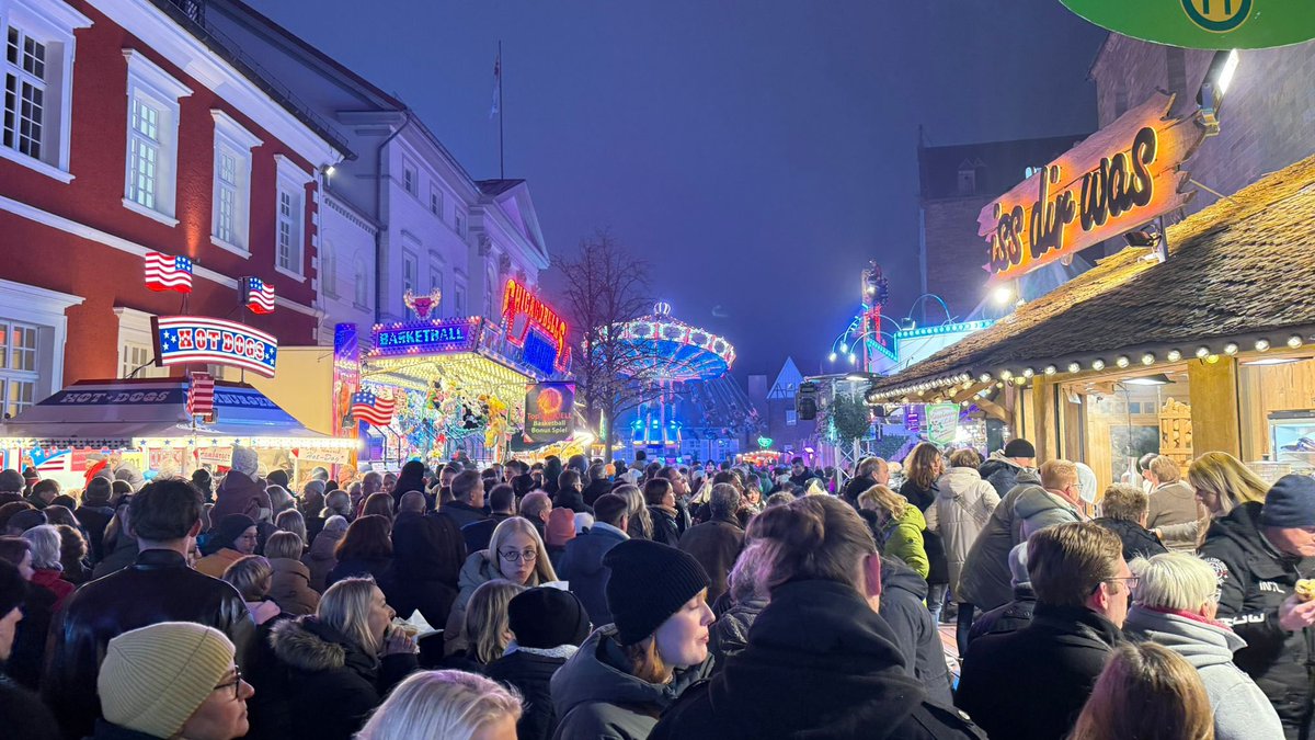 soester_kirmes's tweet photo. Ist das nicht schön? Bestes Wetter, schön kalt 🥶 

Auf eine tolle Kirmes 🎡 

#ahk24 #allergeiligenkirmes #soest #soistsoest #schoenesnrw #jahrmarkt #rummel #kirmes https://t.co/C7O6YzHP6j