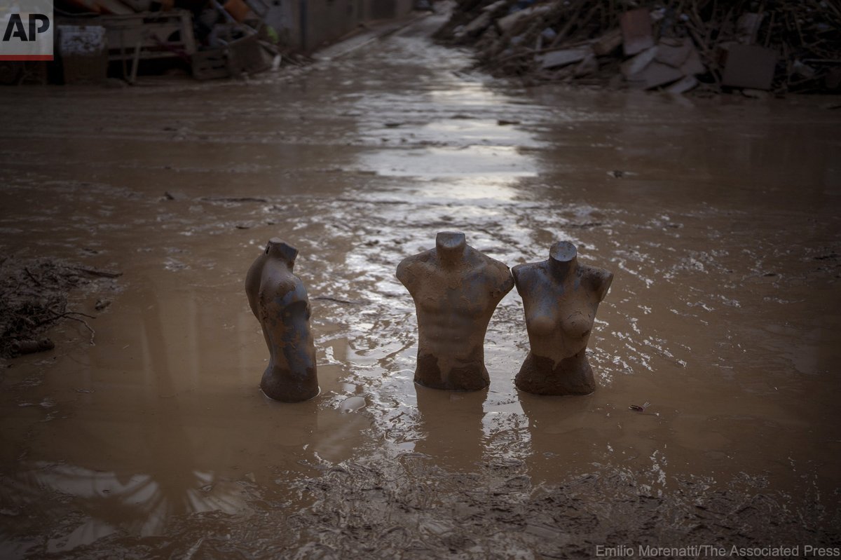 EmilioMorenatti's tweet photo. Floods in Masanasa, Valencia, Spain, Wednesday, Nov. 6, 2024. https://t.co/fc3dgFYrfT