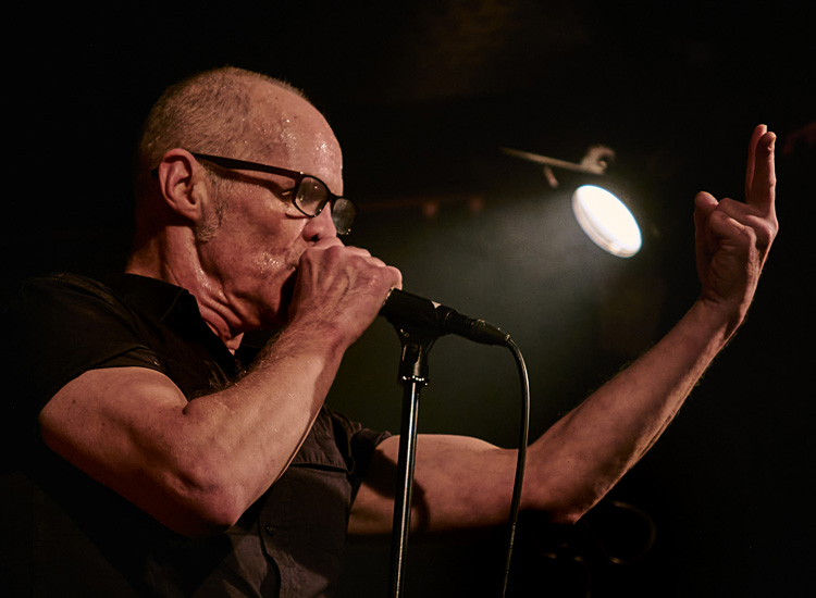 Neue Konzertreview online: Bei der Show der Saarbrücker Punkrock-Legenden STEAKKNIFE um Sänger Lee Hollis (Foto) in der Wiesbadener #Kreativfabrik bleibt mitunter die Zeit stehen; klasse Support von THE WRONG MEDS. ➡️ bit.ly/3UBGFYb #steakknife #thewrongmeds #punkrock