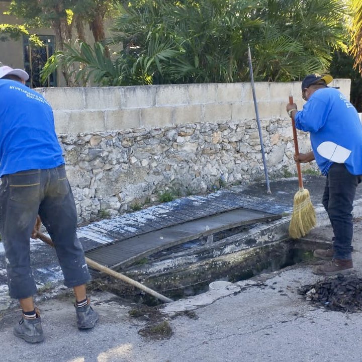 🌧️ La prevención es clave para cuidar de todas y todos. 

Nuestras cuadrillas del <a href="/AyuntaMerida/">Ayuntamiento Mérida</a> están dando mantenimiento, limpiando las rejillas y pozos en diferentes puntos de la ciudad, para disminuir encharcamientos e inundaciones. ✅ 

¡Trabajamos incansablemente para que