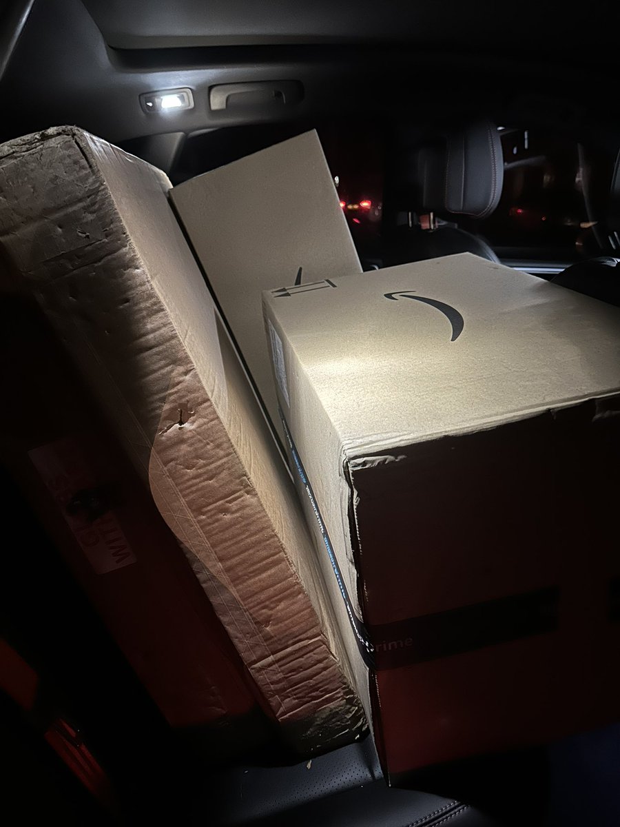 figarist40's tweet photo. I know the life of a CGM looks all glamour (!) but sometimes it’s simply lugging boxes. Thanks to @charity_shc for supporting additions to @UHS_D3Cardiac to make our patients more comfortable during their stay. @Mary_Reid2 get ready…
Thank too to my neighbours for their help! https://t.co/ZY0SSSLW4l