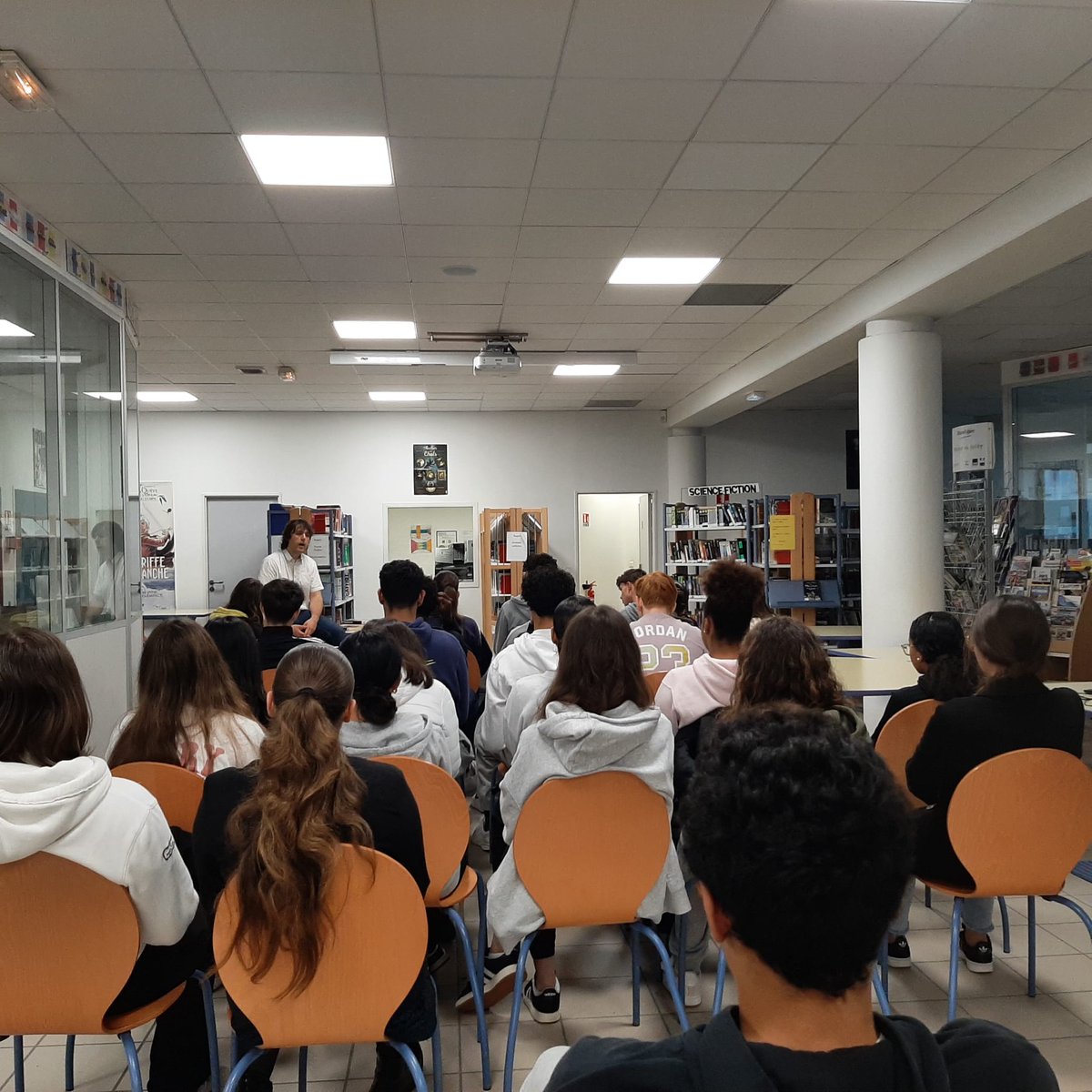 AntoninAtger's tweet photo. Après une nuit courte en raison d'une certaine ÉLECTION, je suis parti aux aurores au lycée Henri Laurens pour parler de mon livre #Interfeel et du métier d'auteur. Merci aux questions hyper pertinentes des élèves de 2nd, ce fut un super moment ! https://t.co/KhpS0xoyAy