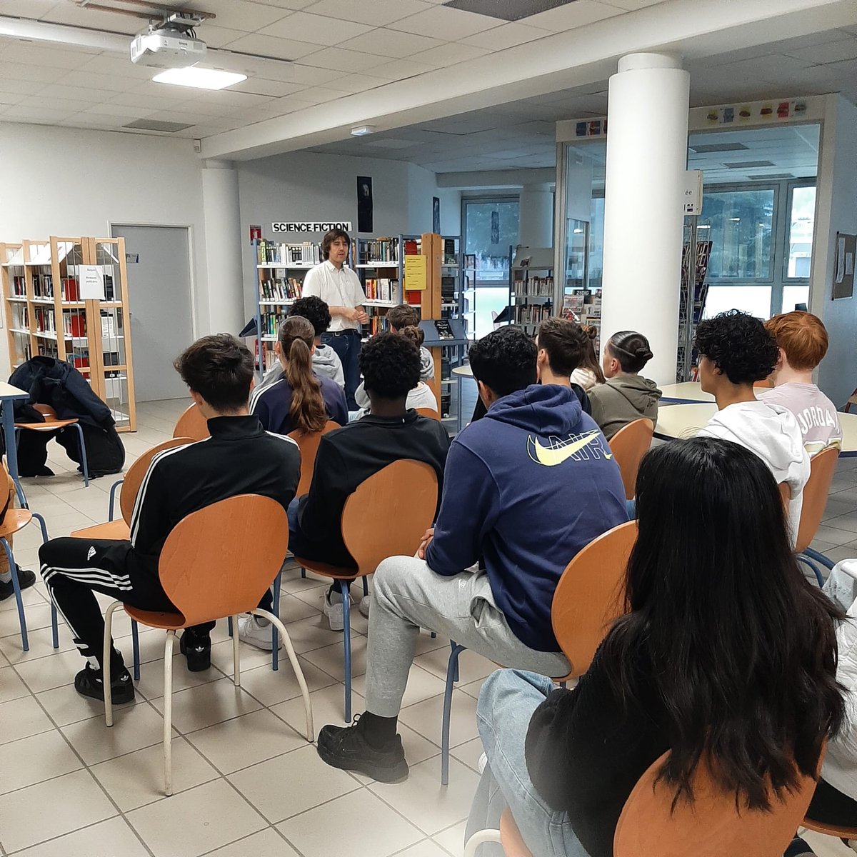 AntoninAtger's tweet photo. Après une nuit courte en raison d'une certaine ÉLECTION, je suis parti aux aurores au lycée Henri Laurens pour parler de mon livre #Interfeel et du métier d'auteur. Merci aux questions hyper pertinentes des élèves de 2nd, ce fut un super moment ! https://t.co/KhpS0xoyAy