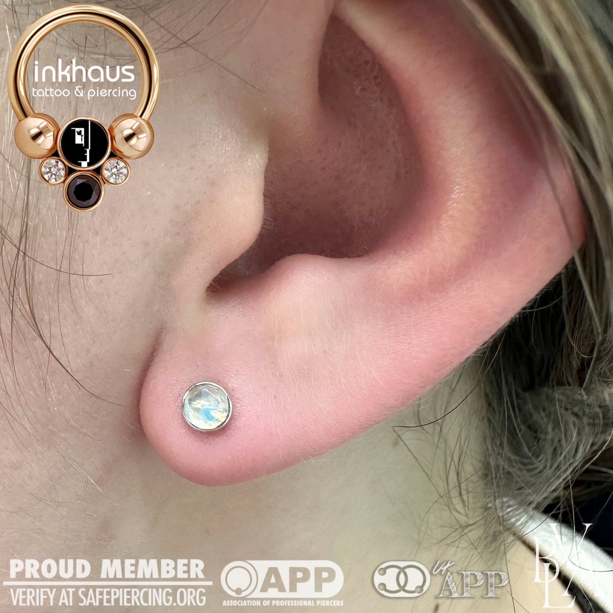 I’ve said it before and I’ll say it again: ear lobe #piercings don’t have to be boring! ❤️ This client decided to go for something really special for a her first set of piercings and chose a pair of beautiful rose cut rainbow moonstones set in white gold from <a href="/BODYVISIONLA/">BVLA</a>! 🤩