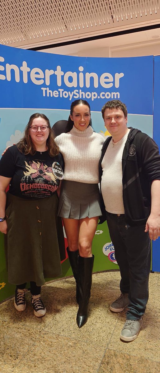BreakfastEb's tweet photo. Excited to be at my first WWE live event for my birthday!! Can’t wait to see Cody Rhodes!! 
#wwesheffield #WWE #ChelseaGreen #codyrhodes https://t.co/U6TOnAr8OH
