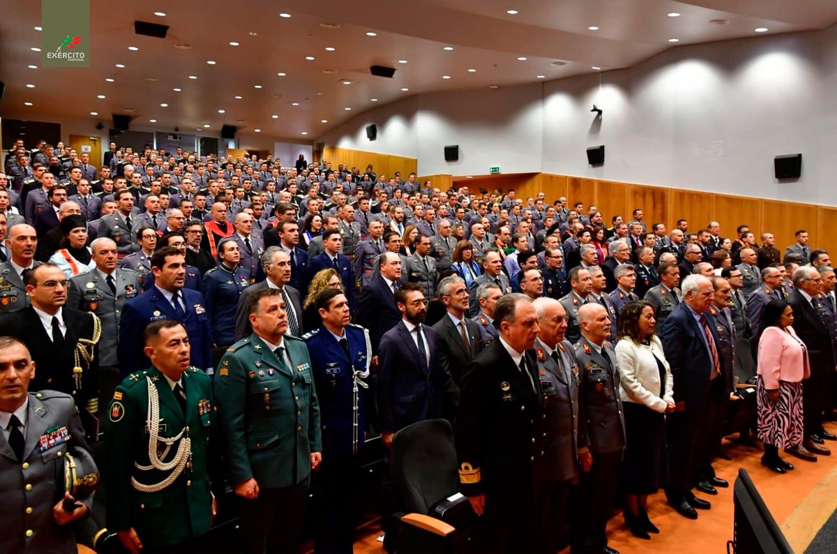 Exercito_pt's tweet photo. A tradicional entrada do Cortejo Académico, marcou o início da Cerimónia de Abertura Solene do Ano Letivo 2024-2025, a qual foi presidida pelo Ministro da Defesa Nacional, Dr. Nuno Melo, acompanhado pelo Chefe do Estado-Maior do Exército, General Eduardo Mendes Ferrão https://t.co/yCt0EodzeJ