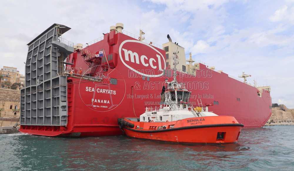 Shipguru's tweet photo. #damenrsd2513 #tugboat #SENGLEA #assisting #SEA_CARYATIS #leaving #grandharbourmalta - 18.10.2024 - https://t.co/nfgboxc3g3 - NO PHOTOS can be used or manipulated without our permission @TUGSPOTTERS @damen @EuroTugs @Rich_Ships @ShipsInPics @TugboatPress @worldshipsoc https://t.co/dDxjOv2uCy