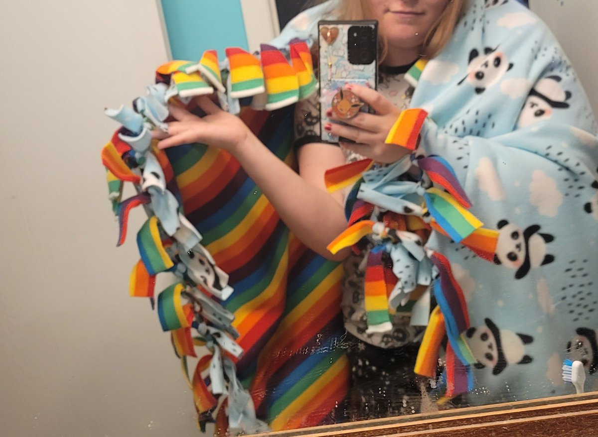 ReyLoaf's tweet photo. I put this blanket together last night and I think I am going to hug it and watch TLJ today. https://t.co/h605brokt9