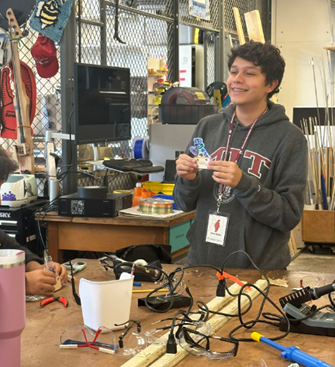NAEducation's tweet image. Day 3 at @MIT : Engineering, Energy & Global Goals
Nord Anglia students heard from MIT PhD student Stewart Isaacs on dust’s impact on solar panels and sustainable energy’s future, sparking lively discussions. 🌍
#NordAngliaEducation #CreateYourFuture