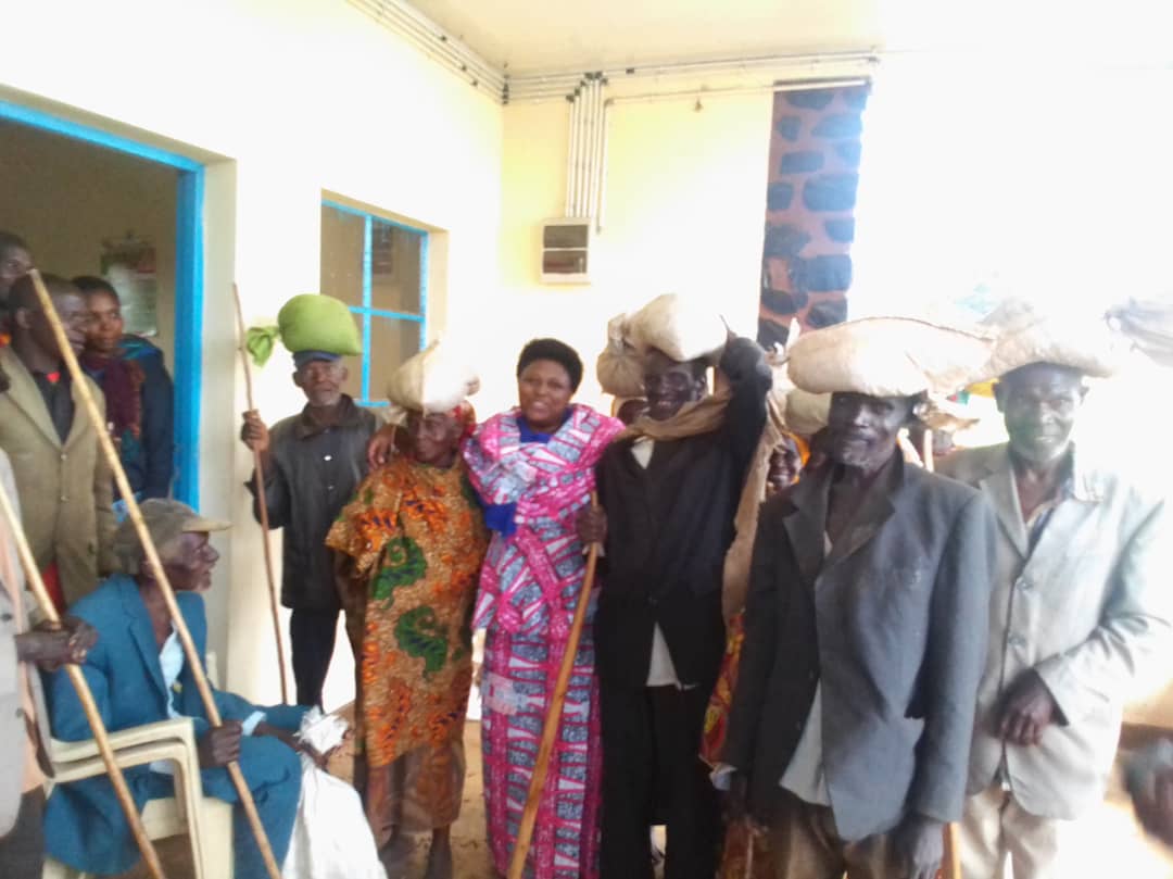 RusakaCommune's tweet photo. 🇧🇮Kuri uyu wa 5/11/2024, Musitanteri wa komine Rusaka #Carine_Kaneza ari kumwe n'uwurongoye ikigo c'ingo n'imiryango muri iyo komine bararonkeje buri muryango ibiharage bingana na(6kg) imiryango igizwe n'abageze mu za bukuru hamwe nabafise amikoro make.
@GenreMinistere
@KwaNtare https://t.co/eOqxDNGwgn