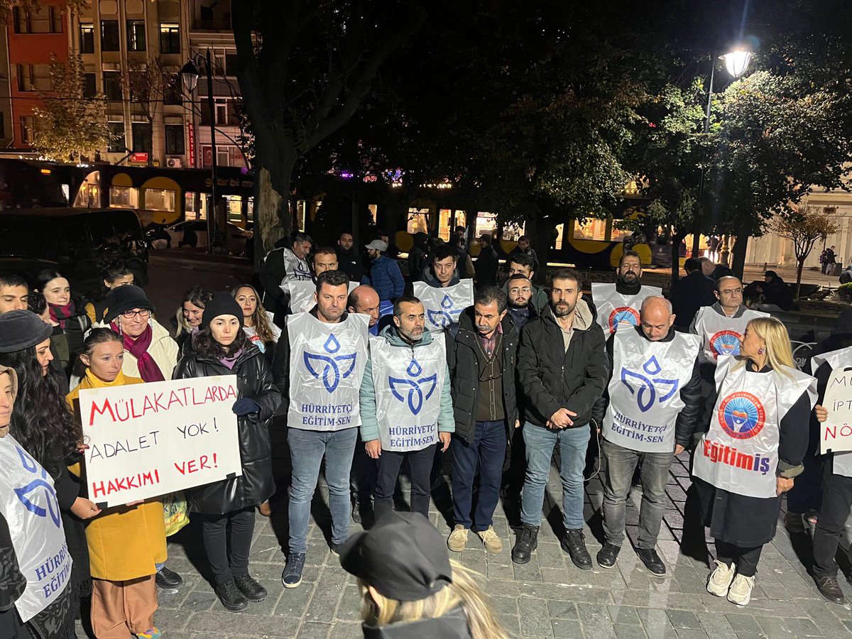 Hürriyetçi Eğitim Sen İstanbul Şubeleri olarak mülakat mağduru öğretmenlerimizin yanlarında olmaya devam ediyoruz. 

Dünkü çağrımız üzerine bugün katılım sağlayan Eğitim İş ve Eğitim Sen yöneticilerine teşekkür ederiz. 

Mülakat mağduriyeti artık son bularak KPSS puan üstünlüğüne