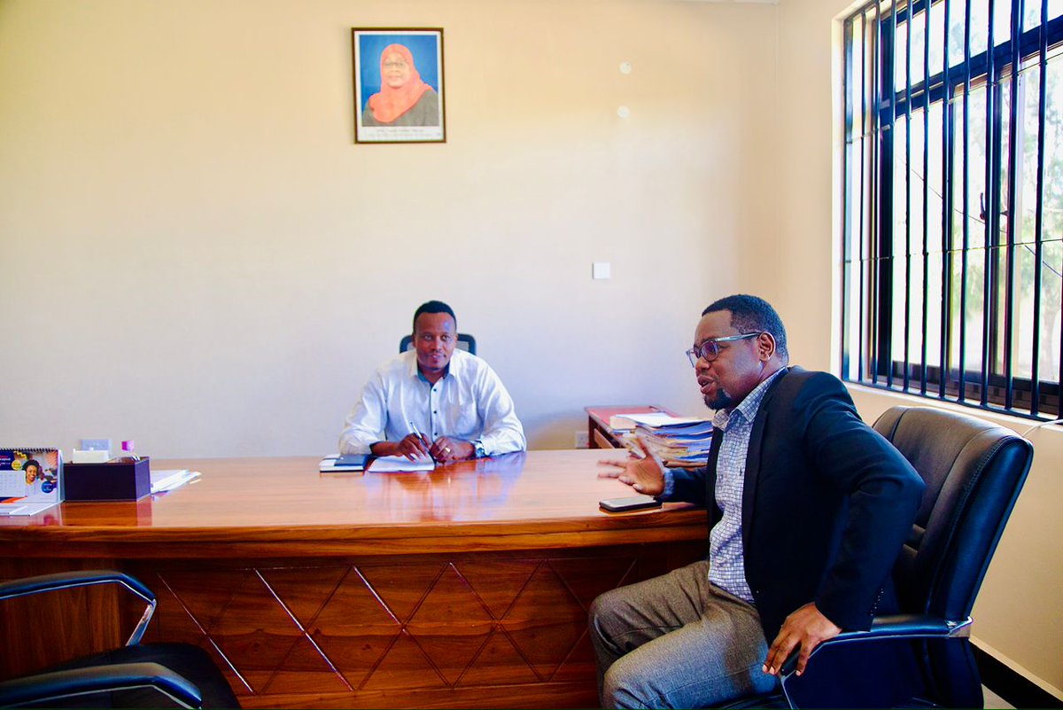 THRDCOALITION's tweet photo. MRATIBU KITAIFA ATEMBELEA OFISI YA HALMASHAURI YA WILAYA YA NGORONGORO
Mratibu Kitaifa wa Mtandao wa Watetezi wa Haki za Binadamu Tanzania (@THRDCOALITION), Bw. Onesmo @OlengurumwaO, atembelea #Ofisi ya #Halmashauri ya Wilaya ya #Ngorongoro kama sehemu ya juhudi za kuimarisha ushirikiano kati ya Mtandao na serikali. Alipata fursa hii akiwa katika ziara ya kutembelea mashirika wanachama wa #THRDC katika kanda ya kaskazini yenye mikoa ya Manyara, #Arusha na #kilimanjaro.
Ziara hii ilikua na nia ya kuongea na uongozi wa Halmashauri hiyo, juu ya mambo mbalimbali ya kijamii na haki za binadamu ikiwemo utekelezaji wa ahadi ya Mh. Rais wa Jamuhuri ya Muungano wa Tanzania ya kurudisha na kuboresha huduma kwa jamii katika Tarafa ya Ngorongoro ikiwemo shughuli za uchaguzi.
Katika ziara hiyo, Mratibu Kitaifa alikutana na Kaimu Mkurugenzi wa Halmashauri ya Ngorongoro, Bw. Benezeti Bonipace ambaye aliukaribisha ugeni huu. Kaimu Mkurugenzi alielezea ni kwa namna gani Halmashauri imepokea na kuanza kutekeleza maagizo ya Mh Rais kuhusu swala la huduma za kijamii katika Tarafa ya Ngorongoro. Aliezea kuwa baadhi ya huduma zimesharudishwa na mchakato wa kuboresha huduma zingine unaendelea vizuri. Alieleza kuwa tayari Wilaya iliunda kamati ya tathmini na kuja na mahitaji ya msingi ya awali yatakayogarimu kiasi cha TZS billion 2. Bajet hii itatumika kuboresha huduma hizi kama vile barabara, huduma za maji, ukarabati wa taasisi za serikali zilizokua zikitoa huduma kwa wananchi kama vile shule, hospitali, zahanati nk. Alieleza kiasi fulani cha pesa zimeshatumwa kwa account za vijiji kwa lengo la kuanza kuboresha huduma hizi na fedha zingine zinaendelea kutengwa kwa mujibu wa taratibu za ndani za kiserikali.
Halmashauri imefafanua kuwa swala la uchaguzi kwa Wilaya nzima ikiwemo Tarafa ya Ngorongoro pia linakwenda vizuri na wananchi wamepata fursa ya kujiandikisha kwa wingi na kufanya wilaya hiyo kuwa ya tatu kitaifa kwa kuandikisha idadi kubwa ya wananchi. Vyama vilivyojitokeza kushiriki uchaguzi wa serikali za mitaa ni CCM, ACT Wazalendo na CHADEMA kwa kuwa baaadhi ya vijiji na vitongoji kuna wagombea wa vyama mbalimbali.
Kaimu Mkurugenzi amesisitiza kuwa wataendelea kuwahudumia wananchi wote wa Wilaya ya Ngorongoro na wananchi wawe na subira pale ambapo masuala ya kibajeti yanaendelea kufanyiwa kazi. Olengurumwa alifanikiwa pia kuwatembelea wananchi na viongozi wa Tarafa ya Ngorongoro na kuchukua maoni yao kuhusu utekelezaji wa agizo la kuboresha huduma katika eneo hilo. Taarifa zaidi itafuata kupitia Watetezi TV.
Bw. Onesmo Olengurumwa aliupongeza uongozi mzima na watendaji wa Halmashauri ya Wilaya ya Ngorongoro kwa kupokea na kuanza kutekeleza maagizo ya Mh. Rais. Lakini pia ametoa wito kuhimiza umuhimu wa huduma kwa wananchi wa wilaya hiyo, na kuishauri Halmashauri kujitahidi huduma zote hasa na majengo salama mashuleni, na miundombinu rafiki, zinatekelezwa mapema ili kuweka mazingira rafiki kwa wananchi hao katika Tarafa ya Ngorongoro
Imetolewa na :
Mtandao wa Watetezi wa Haki za Binadamu #Tanzania (THRDC)