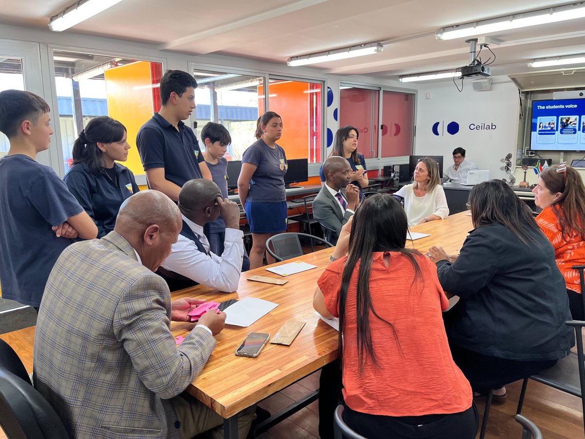 GSilvera06's tweet photo. Estudiantes del CEA 183 Nelson Mandela @utu reciben a una delegación de educación de Sudáfrica, y expoen el funcionamiento de @Ceibal_Uy en territorio y la innvación pedagógica en el centro educativo en el marco de la #TransformacionEducativa🇺🇾
#Aprendermas https://t.co/l82zNDqYtg