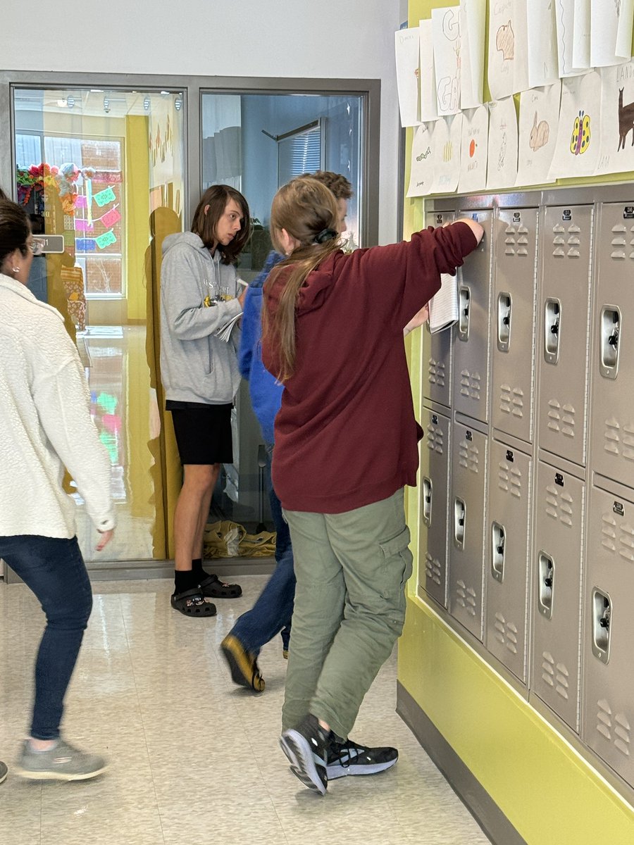ERadichi's tweet photo. #Spanish1 classes at @WillowSpringHS had a lot of fun scavenger hunting for the vocabulary of their new unit of study! 🔍📝
#proudteachers #amazinghighschoolers #learningfun @ignacia10 https://t.co/8OWCTRckly