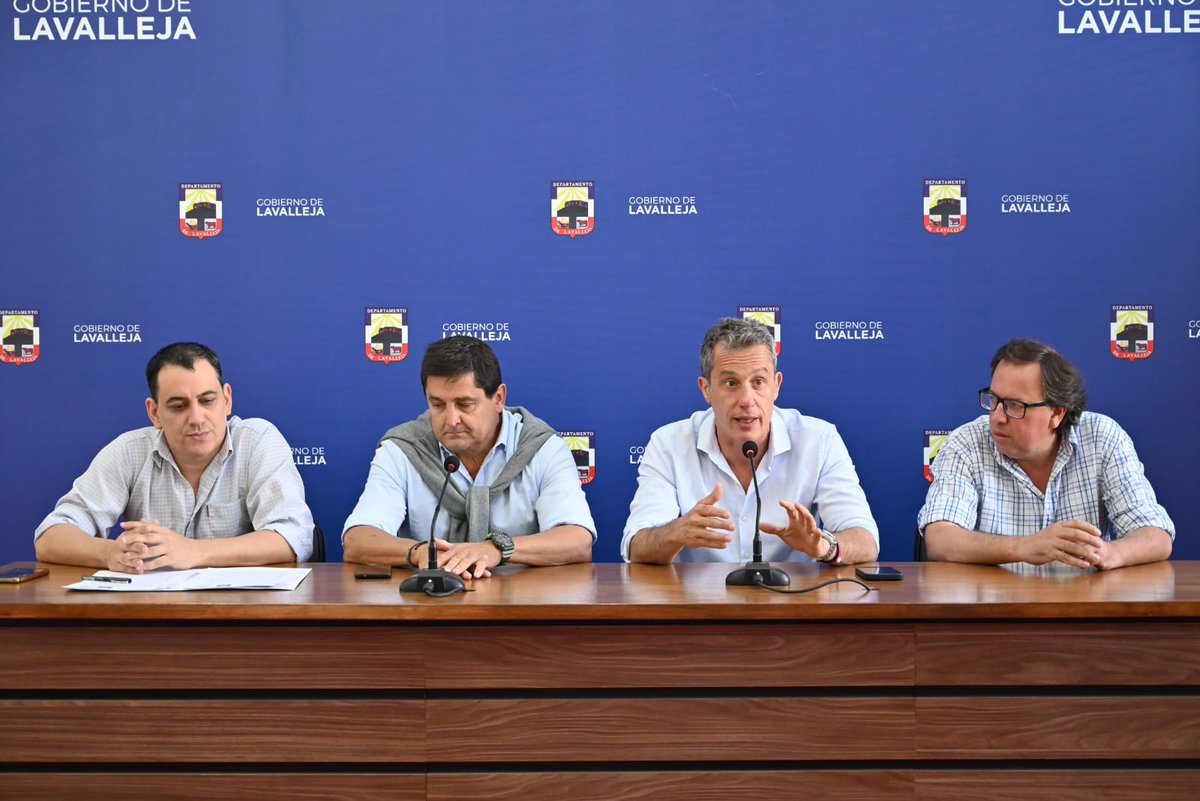 🤝Cooperación Deportiva

En la mañana de hoy se firmó un acuerdo de Cooperación Deportiva para mejoras en la pista de atletismo y cancha de tenis del complejo deportivo municipal de la localidad de Varela.
De la firma participaron el Intendente de Lavalleja Dr. Mario García, el