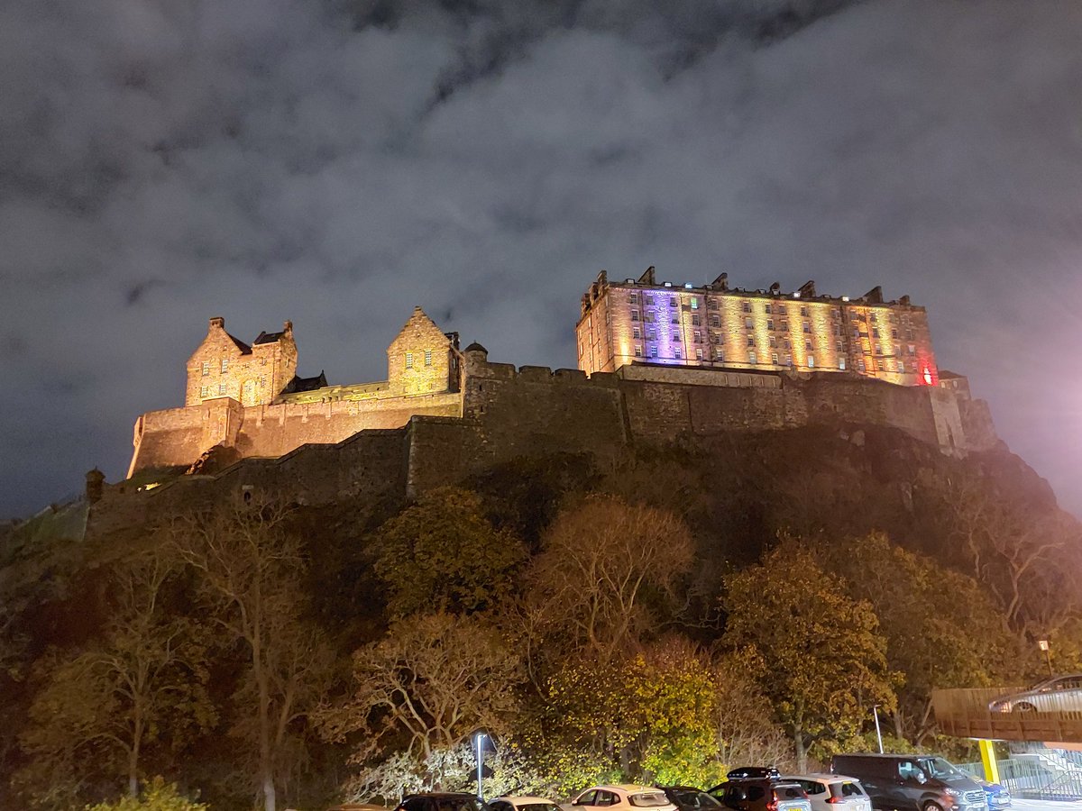 allanbw2's tweet image. Just caught quite a nice photo of Edinburgh Castle from the Castle Terrace car park with my phone's Night Mode.