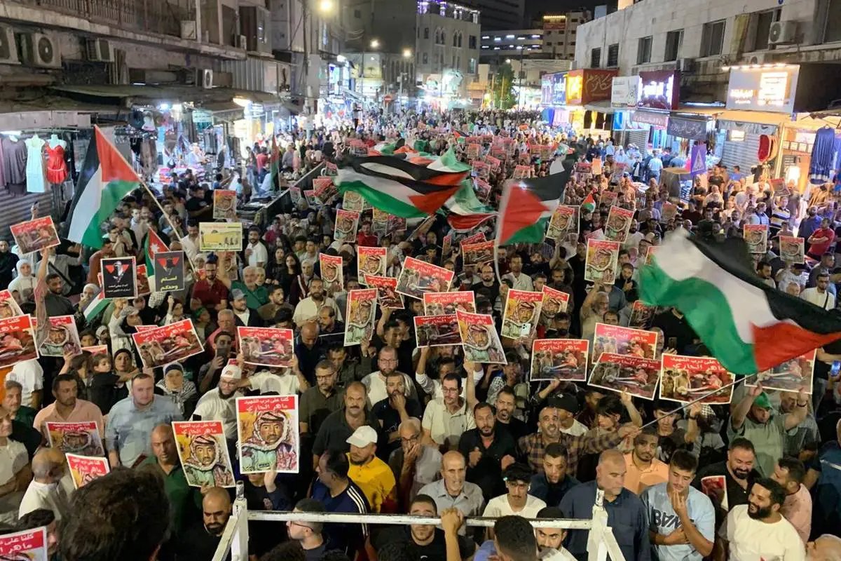 WorldWatch_in's tweet photo. #Israel - Middle East War

60 young Jordanians have begun a hunger strike in solidarity with Gaza, demanding the entry of 500 aid trucks into northern Gaza. The strike highlights the Israeli blockade, with participants facing severe health risks. #Jordan https://t.co/V1eKuWA3yk