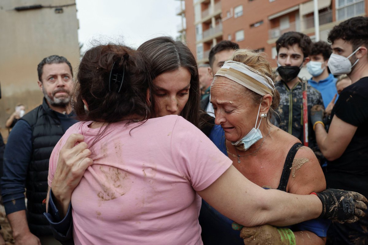 Miguel Vicente (@_mvicente_) on Twitter photo Valencia tiene grandes fotoperiodistas a los que admiro y aprecio, y con los que tengo la suerte de coincidir, pero para los que no la conozcáis, atentos al gran trabajo que está haciendo <a href="/anaescobar_p/">Ana Escobar</a> para <a href="/EFEnoticias/">EFE Noticias</a>, una gran profesional. Valencia tiene grandes fotoperiodistas a los que admiro y aprecio, y con los que tengo la suerte de coincidir, pero para los que no la conozcáis, atentos al gran trabajo que está haciendo <a href="/anaescobar_p/">Ana Escobar</a> para <a href="/EFEnoticias/">EFE Noticias</a>, una gran profesional.
