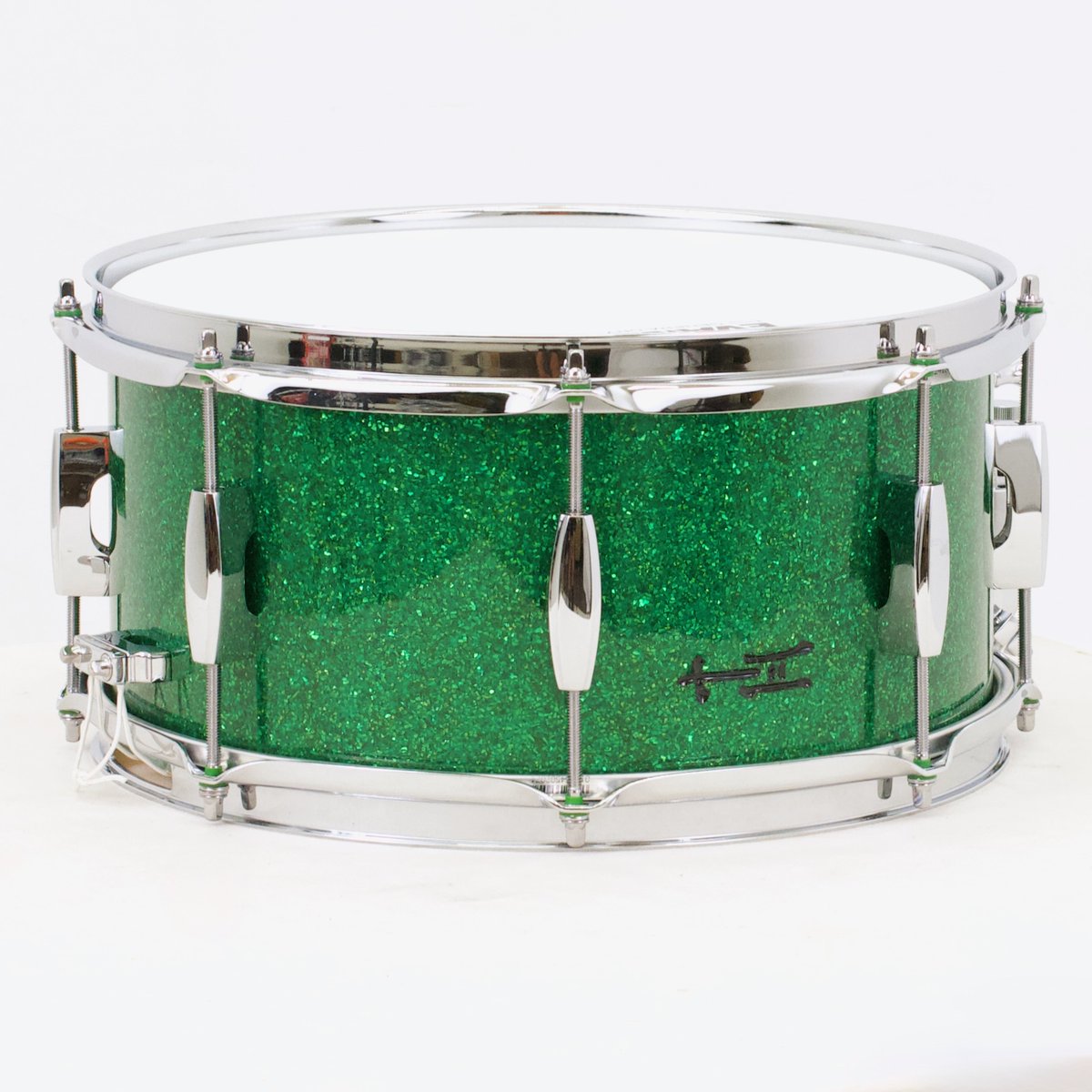 TreeHouseDrums's tweet photo. Green Glass Glitter. Hasn't changed in generations -- still wears every blade that cuts the stuff! Draped on this 6½x13, classic meets modern. 6½x13; plied maple; green glass glitter wrap. https://t.co/Aili2RlqiL #drums #customdrums #treehousedrums #snaredrum https://t.co/cBic3qDxbL