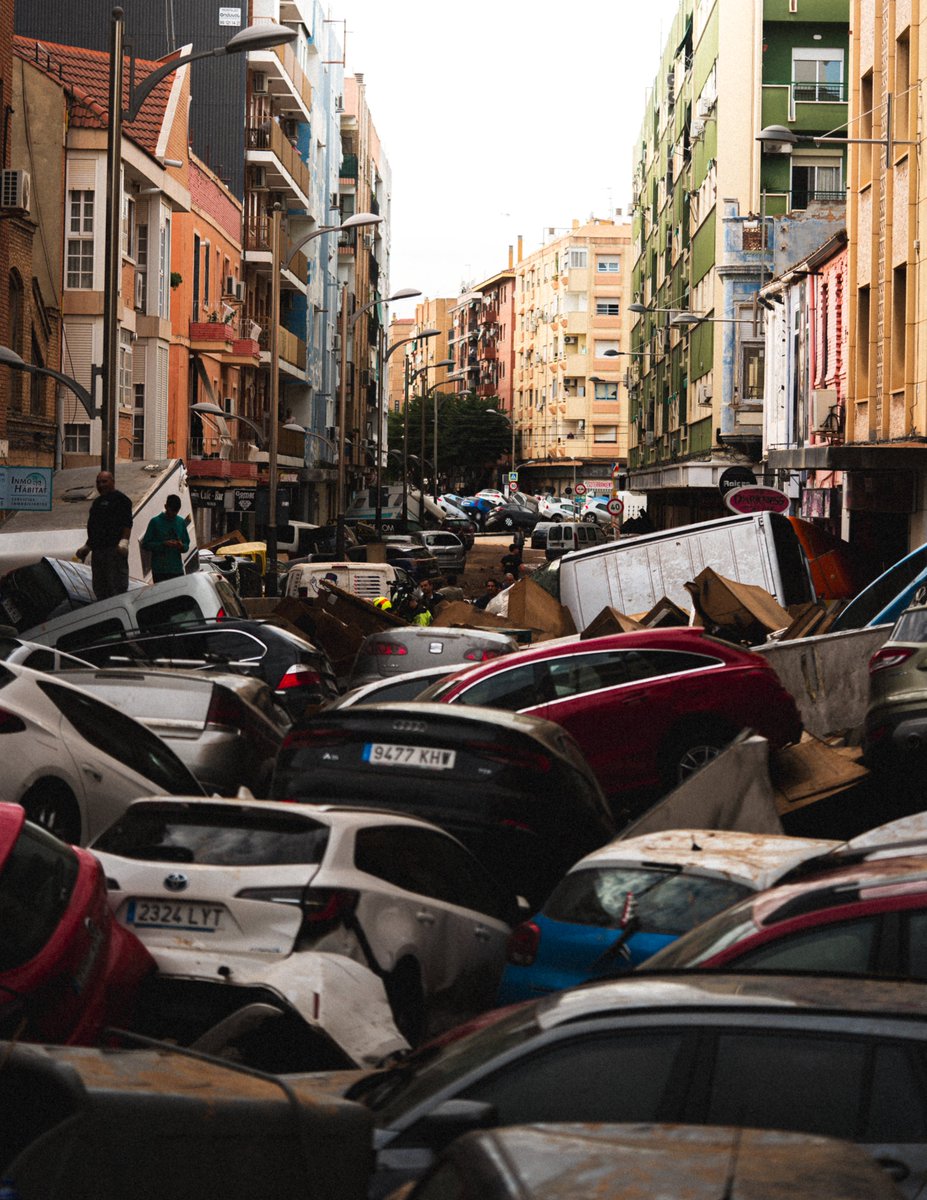 lucastruuum's tweet photo. El 31 de octubre llegué a la zona: La Torre → Sedaví → Alfafar → Massanassa.
La ayuda institucional era nula (como en los días posteriores) y el caos en las calles extremo.

Lo que me sorprendió fue que la gente me pedían que mostrara lo que realmente estaba pasando de verdad. https://t.co/ZuP8yv5eTE