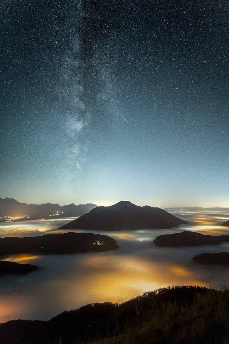 suarezphoto's tweet photo. Voie lactée et mer de nuages (stratus) éclairée par la lumière des villes de la vallée de l'Arve et du Giffre. Prise de vue en Haute-Savoie, face au Môle, montagne emblématique de la région. 
Depuis plus de dix jours, les habitants de la vallée de l'Arve et du genevois vivent au rythme des mers de nuages. Sous cette chape épaisse, l'air est vicié. Comme tous les ans en période hivernale, afin de lutter contre la pollution de l'air, l'A40 est limitée  à 110km/h dans la Vallée de l'Arve.

#hautesavoie #voielactée #milkyway #alpes #alps #stratus @keraunos @ademe