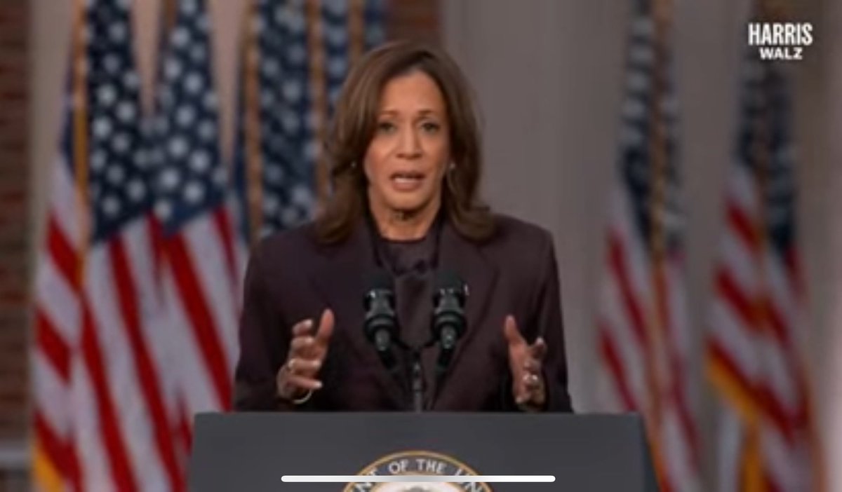 ReporteYa's tweet photo. #6Nov #EleccionesEstadosUnidos
@Gbastidas: Kamala Harris reconoce el triunfo de Donald Trump y se compromete a colaborar para una transición pacífica.
“Un fundamento esencial de la democracia es que cuando uno pierde, acepta. Eso distingue a la democracia de las tiranías o las monarquías”, dice.
También destaca que en una democracia los ciudadanos son leales a la Constitución, no a un presidente ni a un partido.