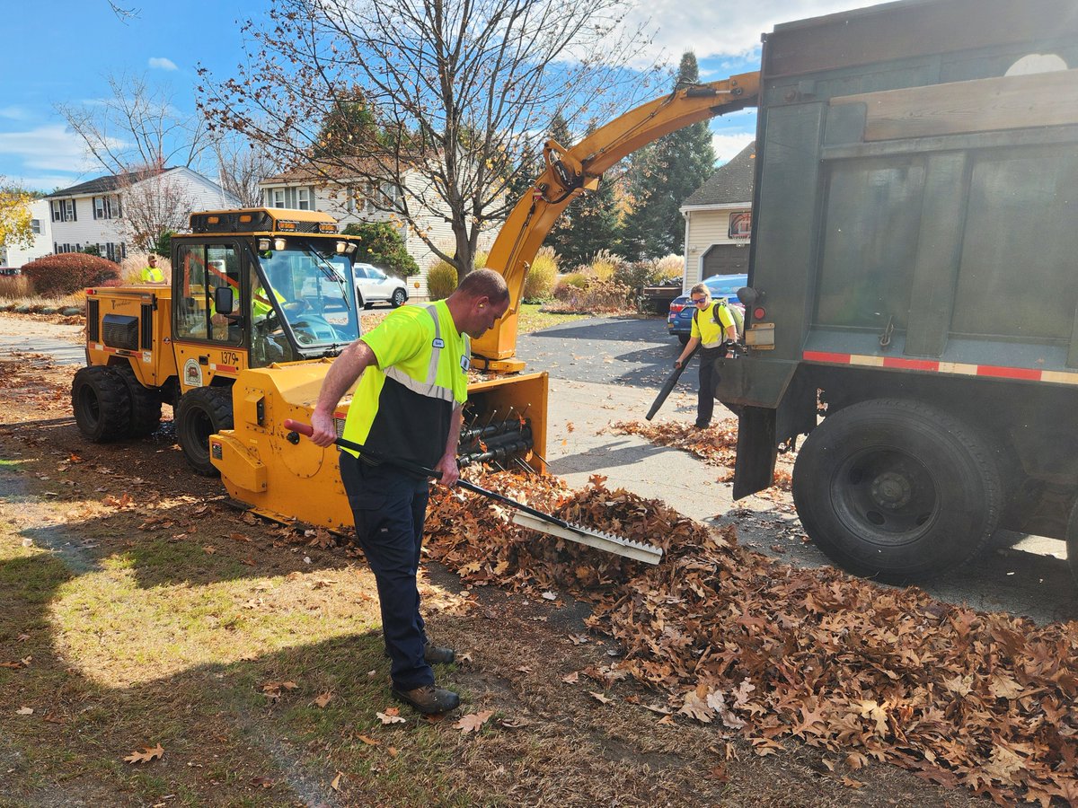 ConcordNHGS's tweet image. Concord Fall Leaf Collection continues! 🍁 Info, maps, &amp;amp; FAQs: concordnh.gov/leafcollection.  #ConcordNH #LeafCleanUp #Fall #Leaves