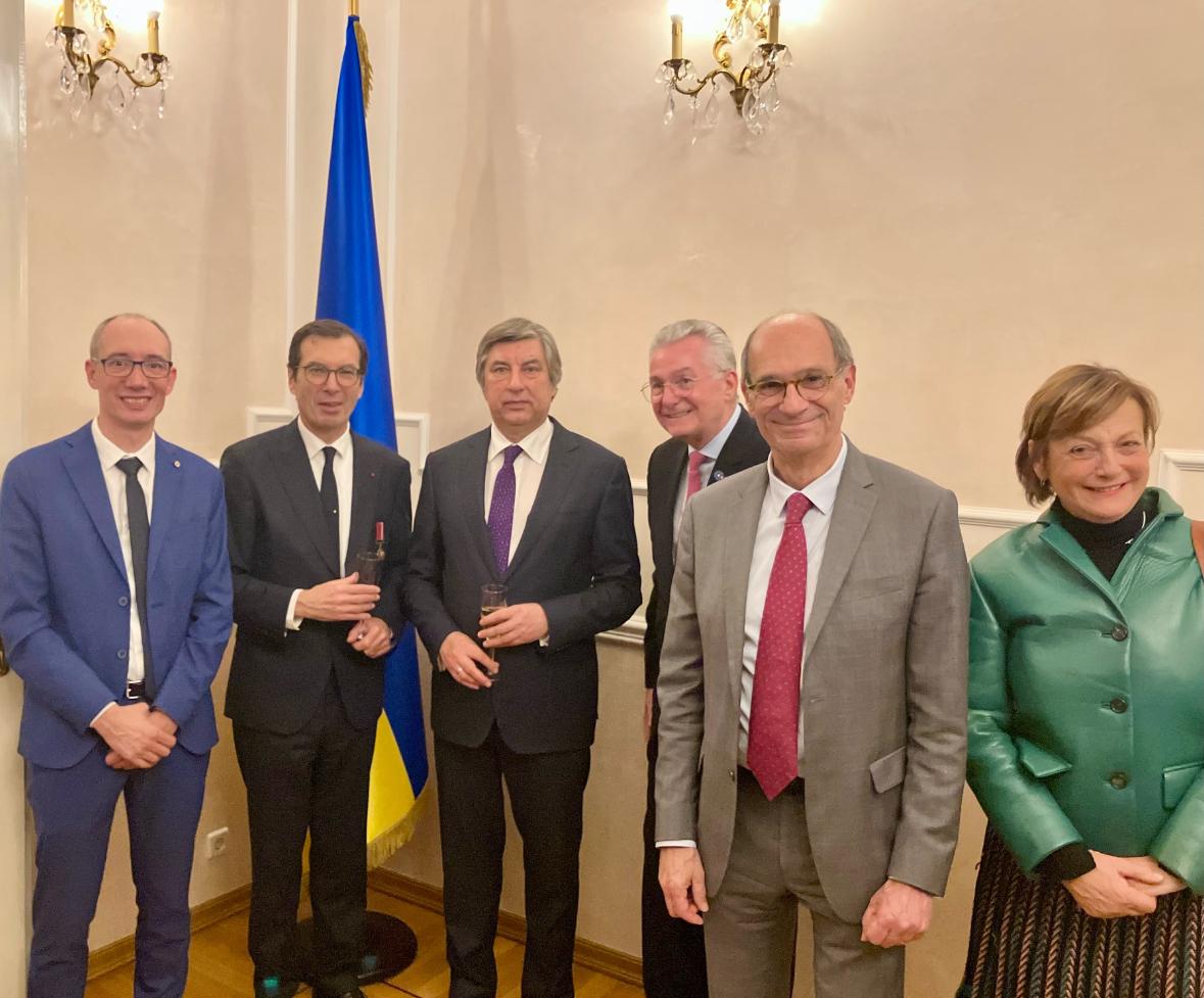 Cérémonie de remise par <a href="/OmelchenkoVadym/">Vadym Omelchenko</a> de l’ordre du Mérite ukrainien à <a href="/JPFarandou/">Jean-Pierre Farandou</a>, en réponse au soutien apporté par la #SNCF à l'Ukraine depuis le début de la guerre. Le partenariat entre la <a href="/ProtecCivilefr/">Protection Civile</a> et <a href="/GroupeSNCF/">Groupe SNCF</a> a permis l'envoi de 2000 T de fret humanitaire.