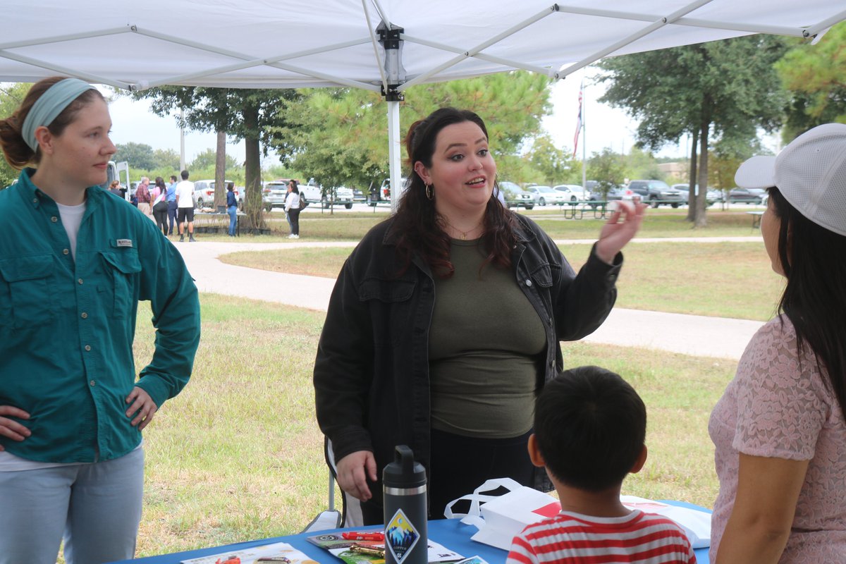 HARCresearch's tweet image. Celebrating Texas #ArborDay!🌳 On Nov. 2, HARC joined @HCP4 and the community in honoring TX #trees. HARC is proud to lead the #ForUsTree initiative, focused on increasing urban canopy equity across Houston. Learn bit.ly/3PwvBIu @HCPrecinct4