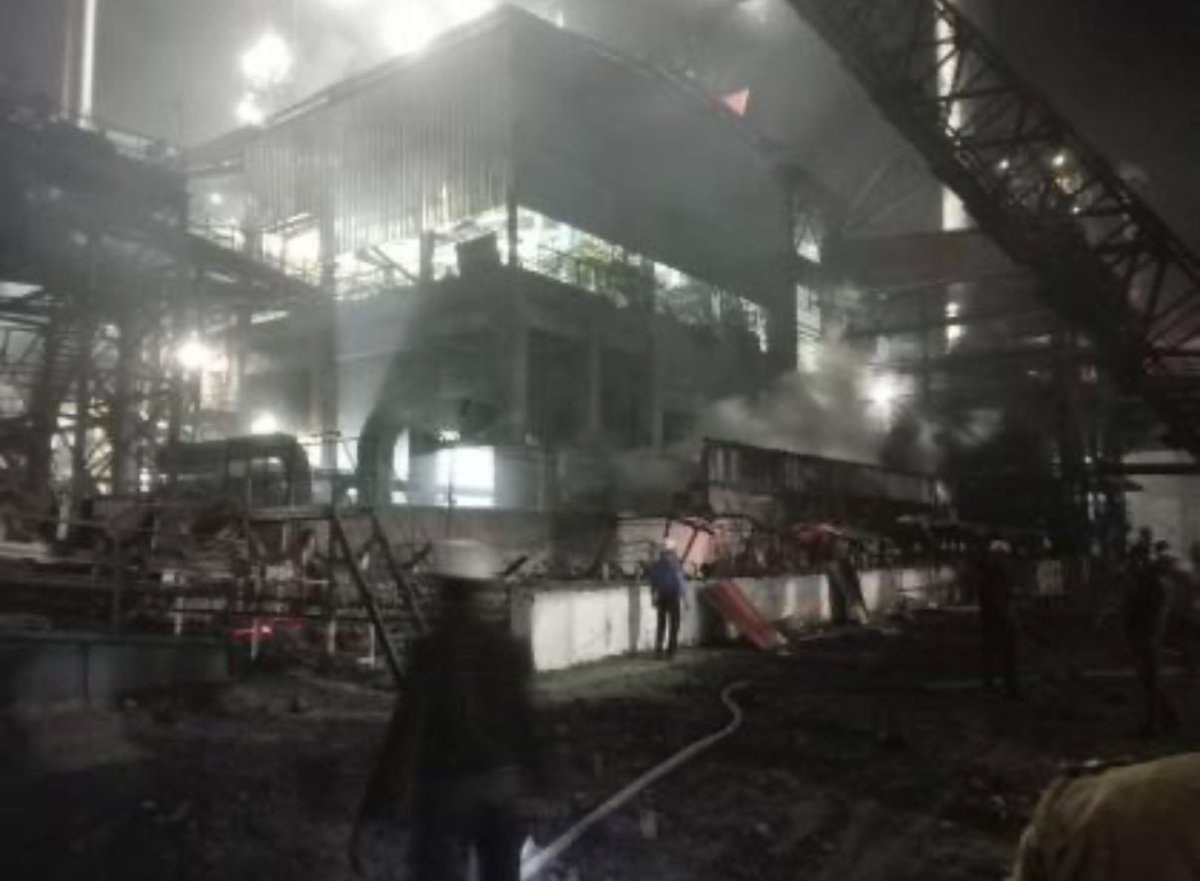 LokmatTimes_ngp's tweet photo. Wardha: 16 workers were injured after a fire broke out at #Bhugaon steel Company in Wardha district. All the injured have been admitted to the hospital for treatment. One of them is in critical condition. The fire has been brought under control. #Wardha #Maharashtra #Fire https://t.co/dR9zXJpWL3